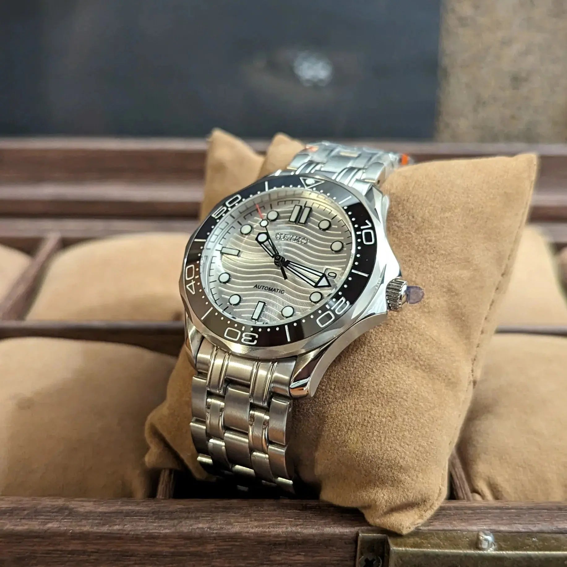 Montre Seiko modifiée Seamaster 300 hommage à James Bond, cadran blanc, mouvement automatique, design élégant et sportif