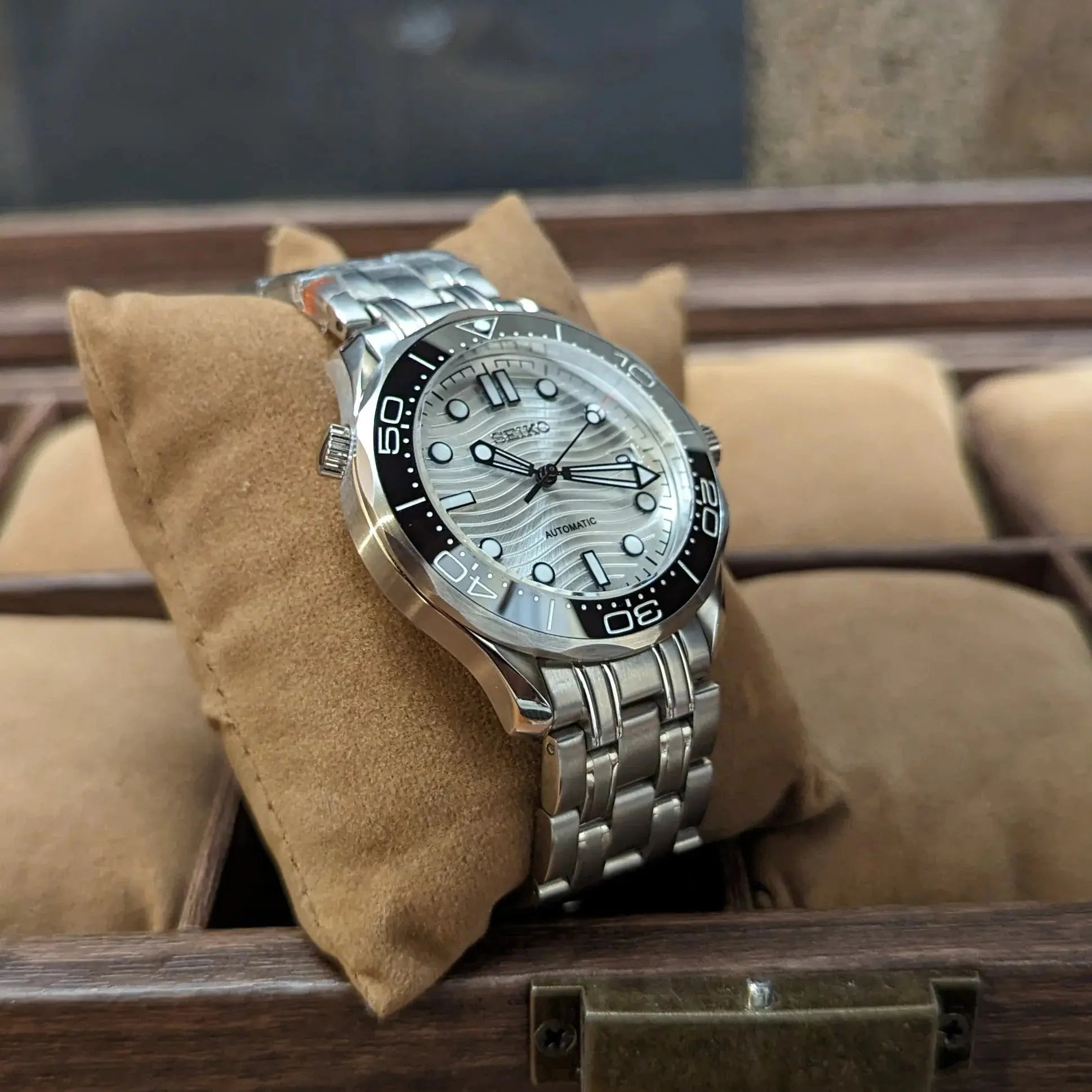 Montre Seiko modifiée Seamaster 300 hommage à James Bond, cadran blanc, mouvement automatique, design élégant et sportif