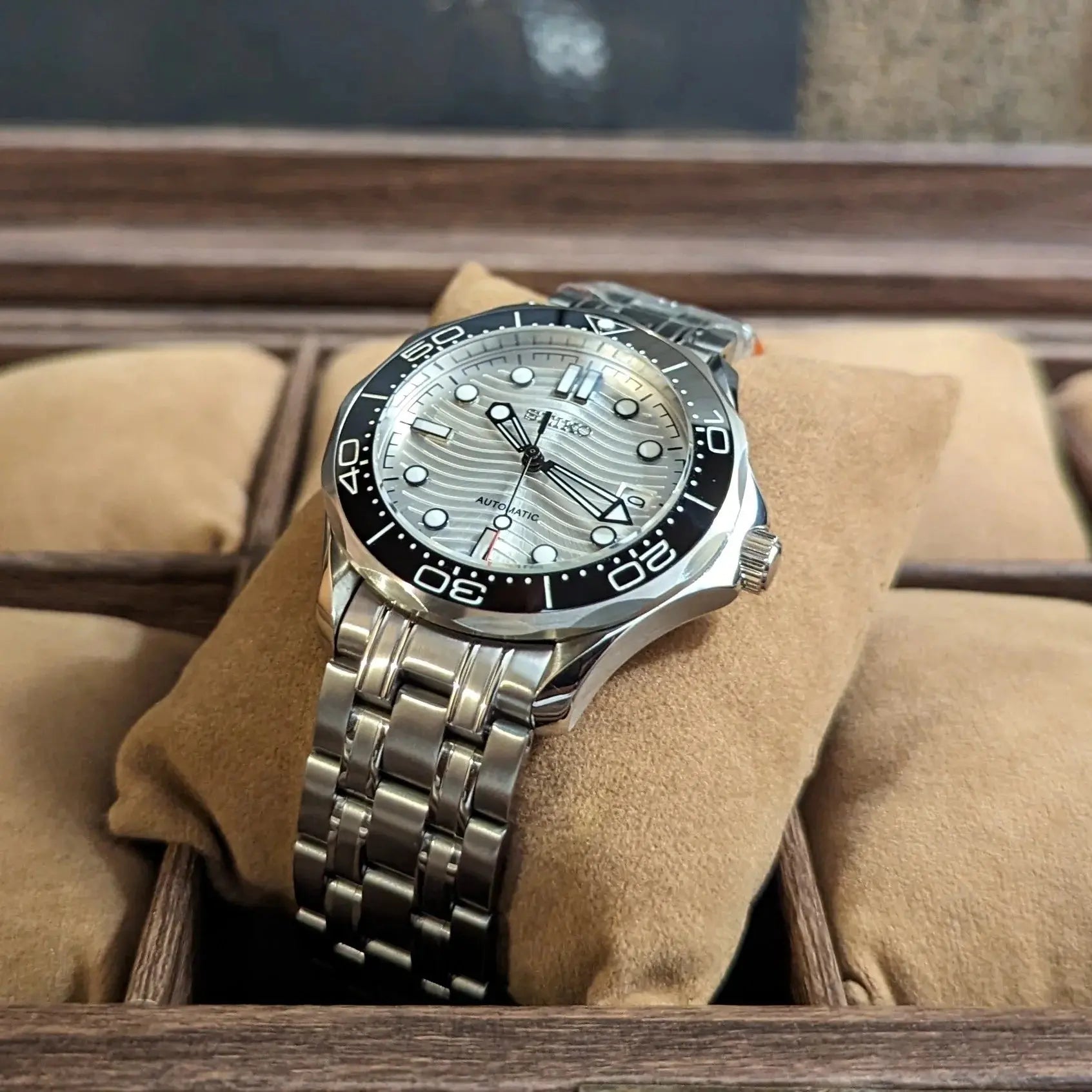 Montre Seiko modifiée Seamaster 300 hommage à James Bond, cadran blanc, mouvement automatique, design élégant et sportif