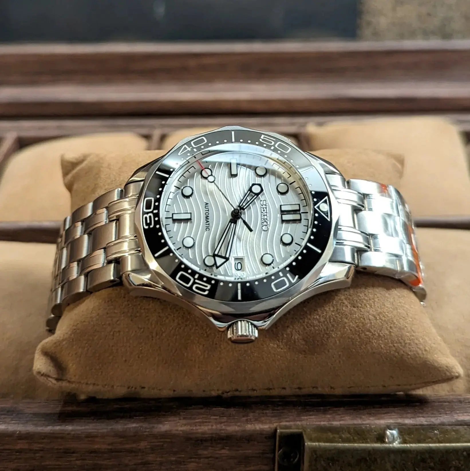Montre Seiko modifiée Seamaster 300 hommage à James Bond, cadran blanc, mouvement automatique, design élégant et sportif