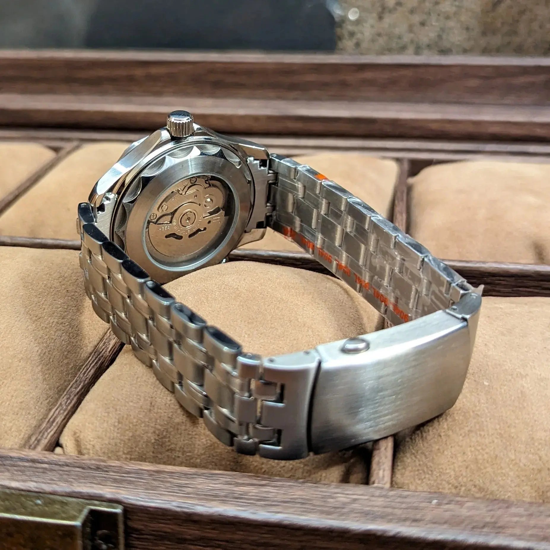 Montre Seiko modifiée Seamaster 300 hommage à James Bond, cadran blanc, mouvement automatique, design élégant et sportif