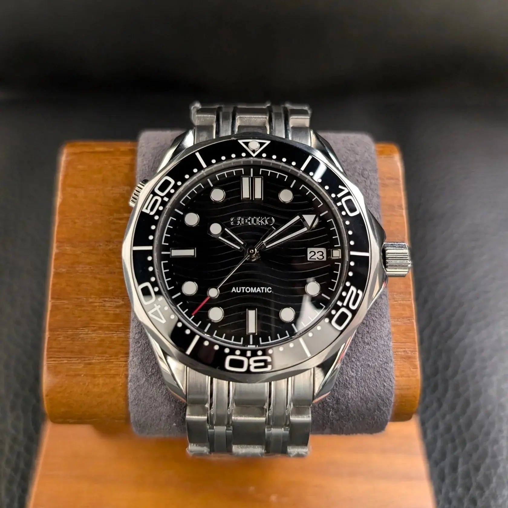 Montre Seiko modifiée Seamaster 300 hommage à James Bond, mouvement automatique, design raffiné et inspiré de l'agent 007.