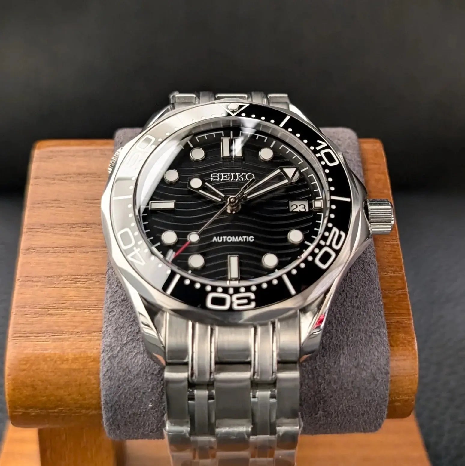 Montre Seiko modifiée Seamaster 300 hommage à James Bond, mouvement automatique, design raffiné et inspiré de l'agent 007."