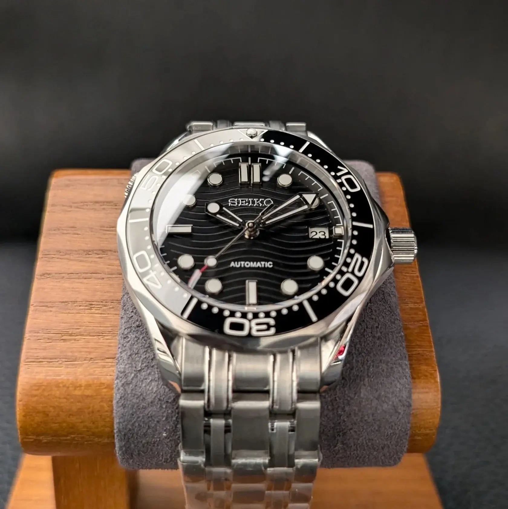 Montre Seiko modifiée Seamaster 300 hommage à James Bond, mouvement automatique, design raffiné et inspiré de l'agent 007."