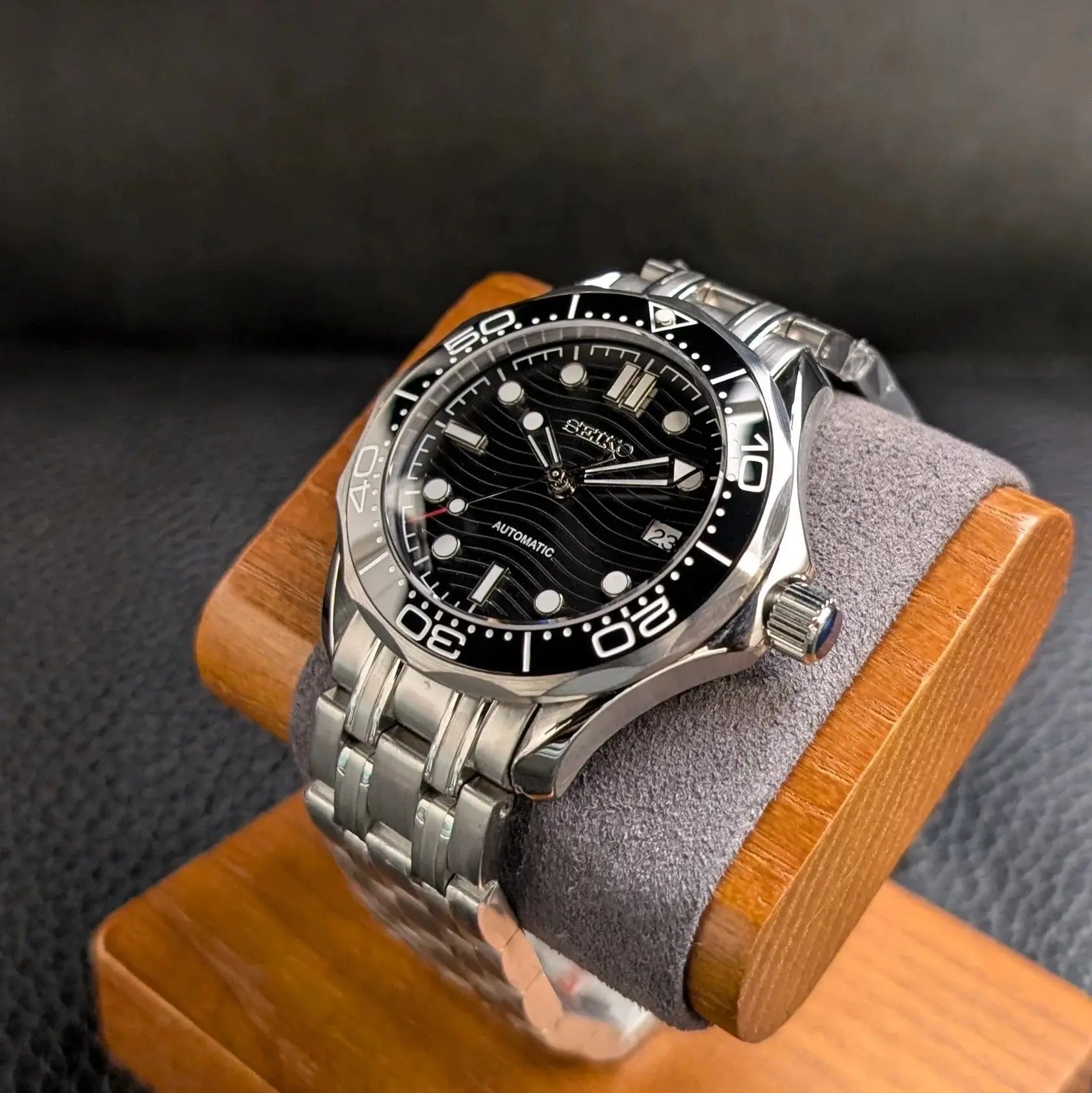 Montre Seiko modifiée Seamaster 300 hommage à James Bond, mouvement automatique, design raffiné et inspiré de l'agent 007.