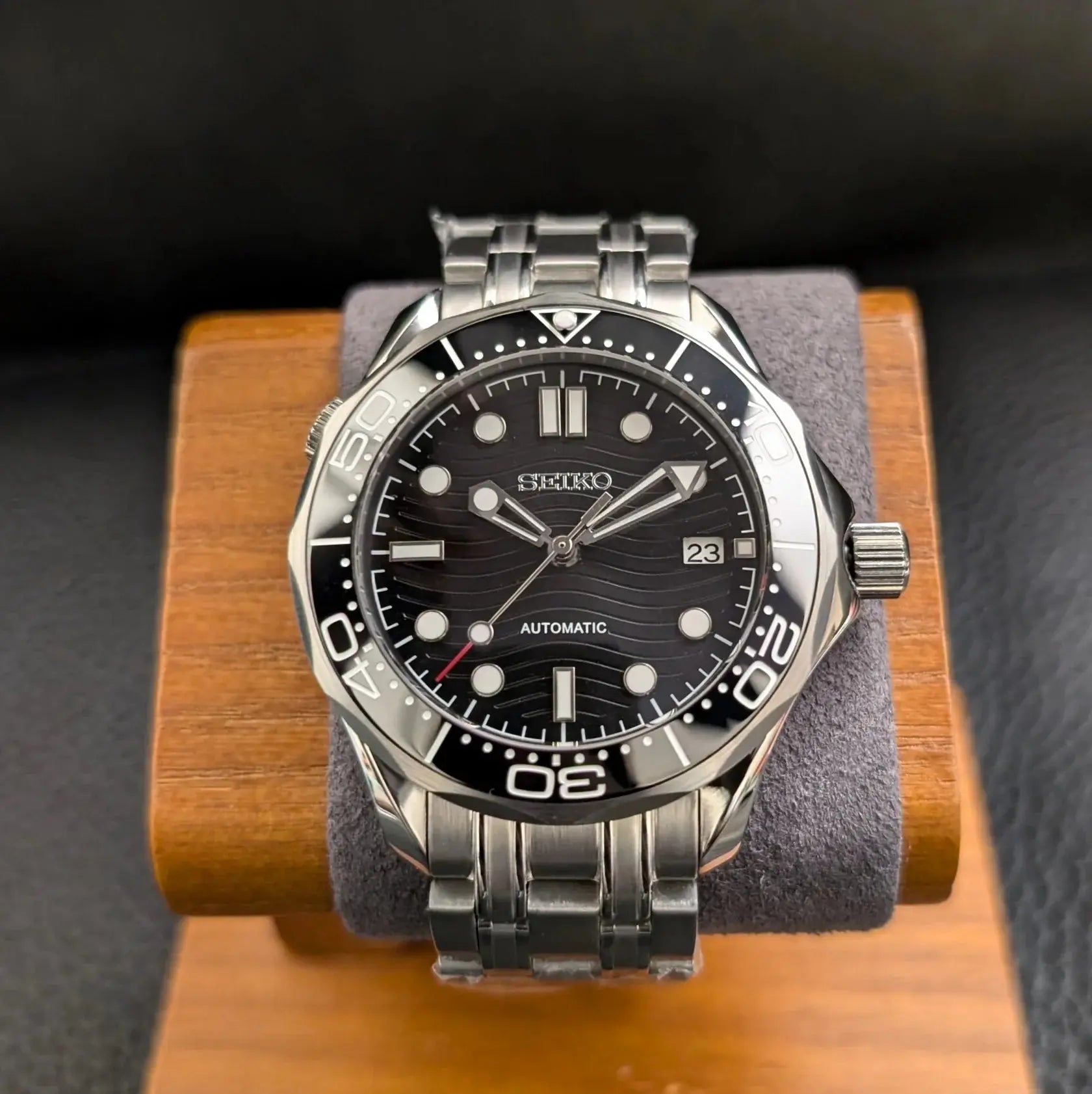 Montre Seiko modifiée Seamaster 300 hommage à James Bond, mouvement automatique, design raffiné et inspiré de l'agent 007.