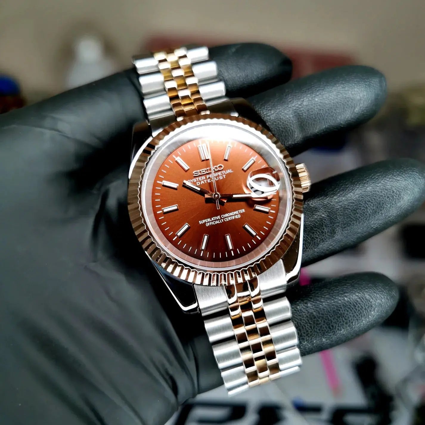 Montre datejust seiko modifiee avec un cadran couleur tabac, boitier en acier inoxydable poli et bracelet assorti, alliant elegance et personnalisation unique.