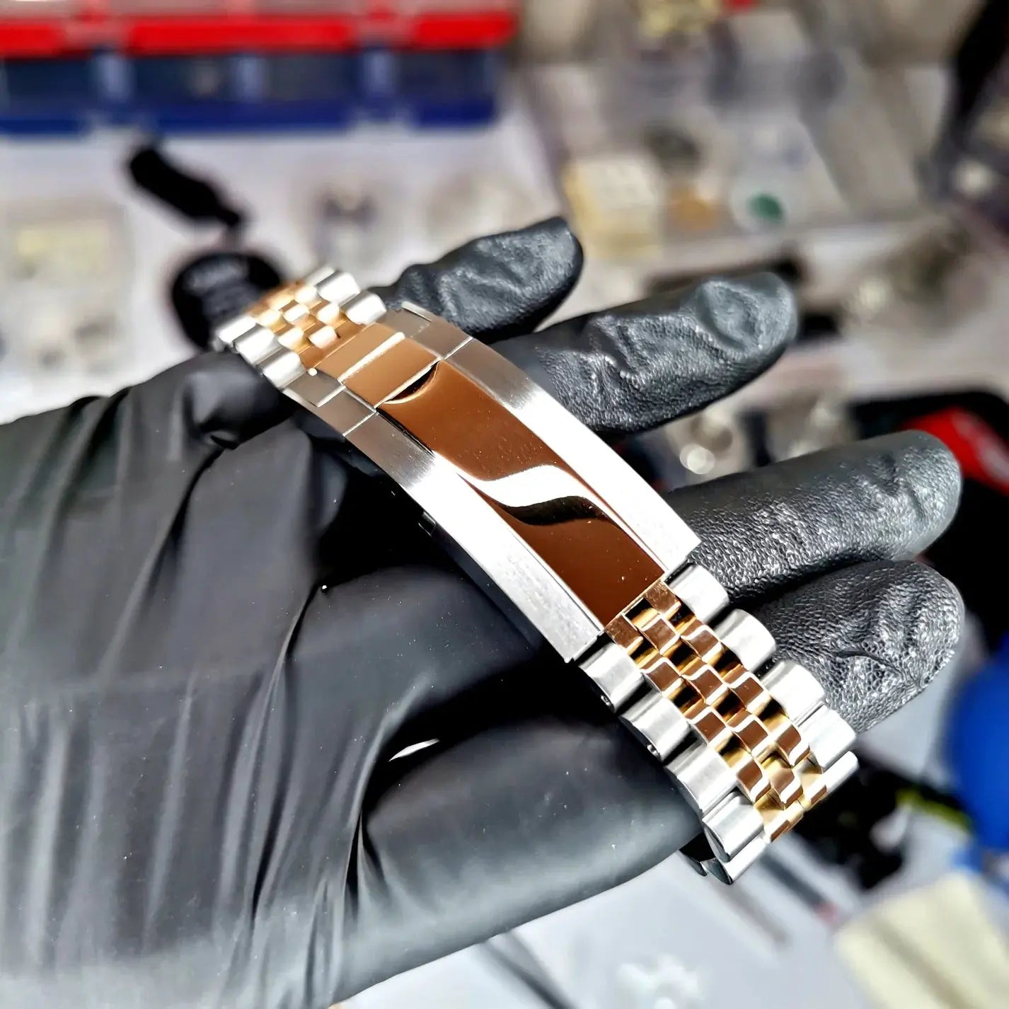 Montre seiko modifiee modele datejust avec un cadran couleur tabac, boitier en acier inoxydable poli et bracelet assorti, alliant elegance et personnalisation unique.