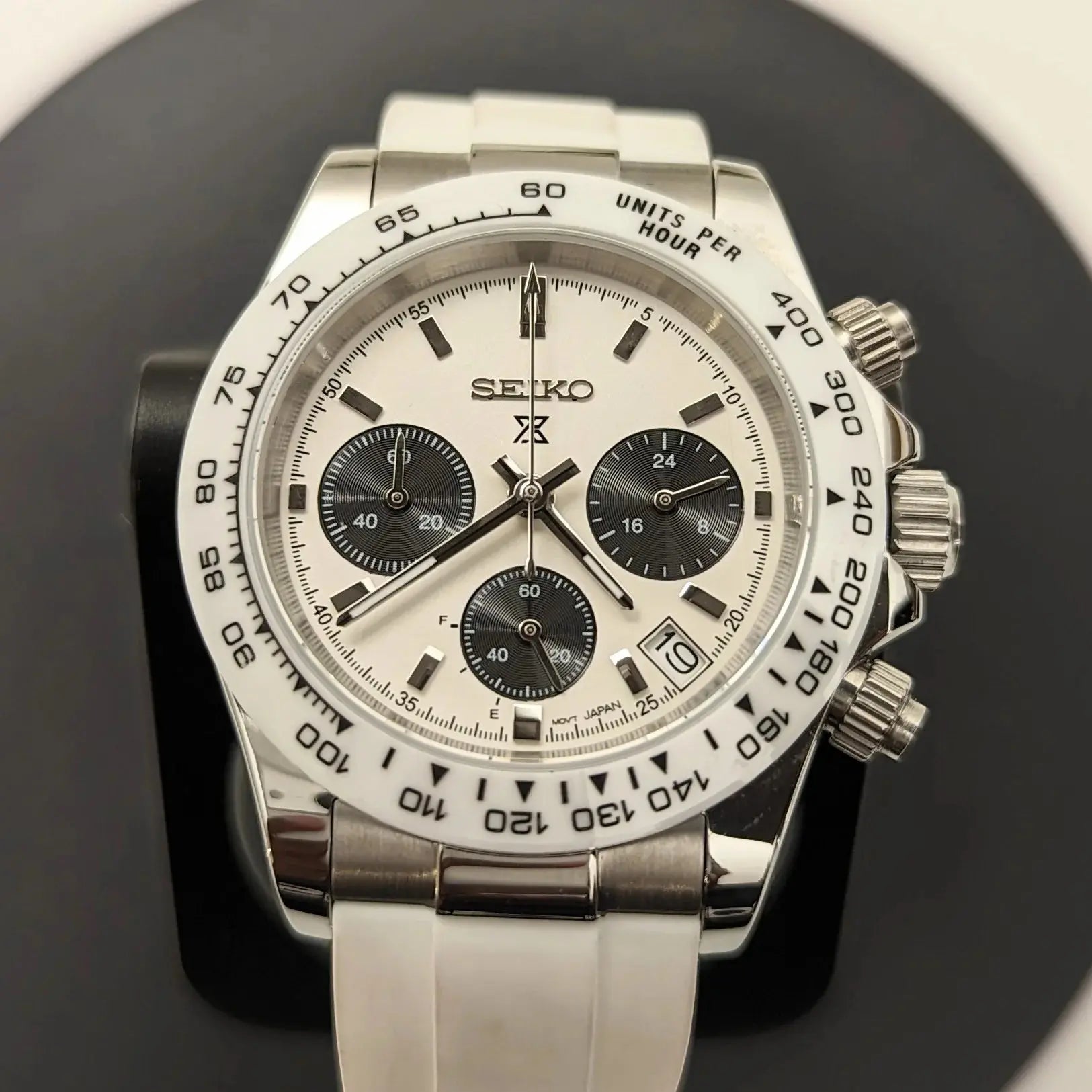 Montre modifiée style Daytona Snowy avec mouvement semi-mécanique Seiko VK63, design raffiné et finition haut de gamme, idéale pour les passionnés de montres uniques