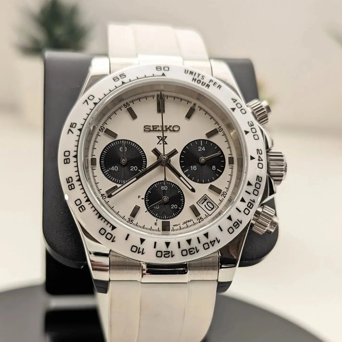 Montre modifiée style Daytona Snowy avec mouvement semi-mécanique Seiko VK63, design raffiné et finition haut de gamme, idéale pour les passionnés de montres uniques