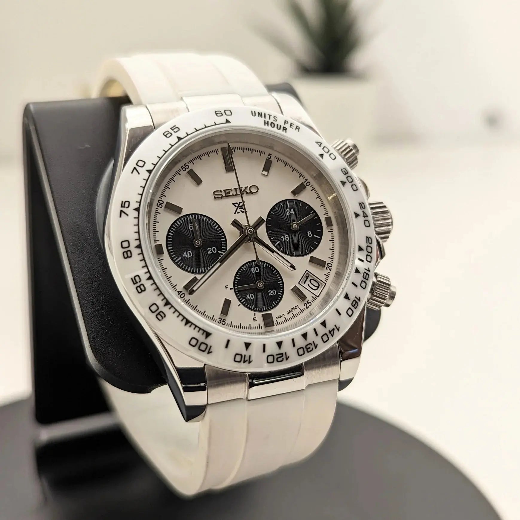 Montre modifiée style Daytona Snowy avec mouvement semi-mécanique Seiko VK63, design raffiné et finition haut de gamme, idéale pour les passionnés de montres uniques