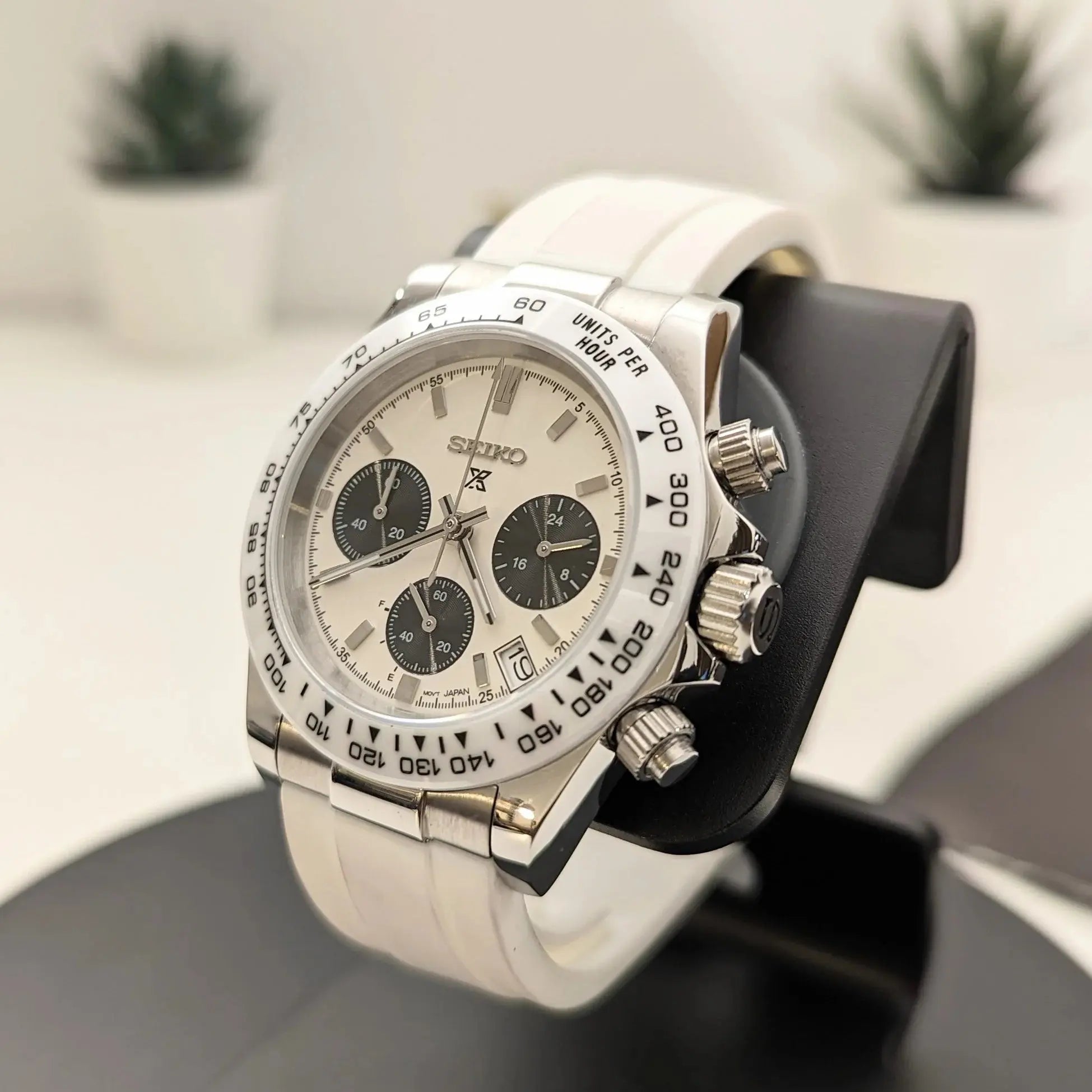 Montre modifiée style Daytona Snowy avec mouvement semi-mécanique Seiko VK63, design raffiné et finition haut de gamme, idéale pour les passionnés de montres uniques