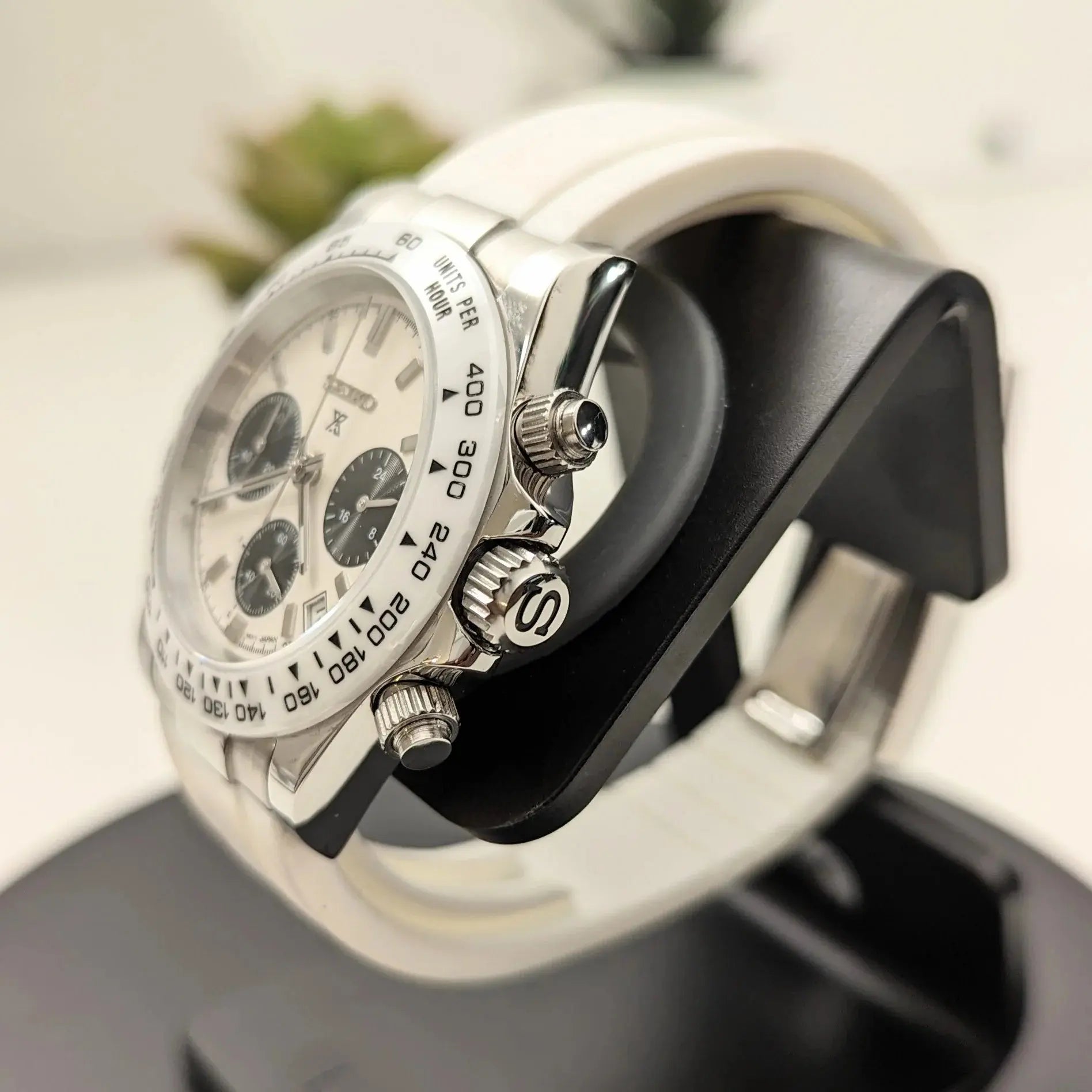 Montre modifiée style Daytona Snowy avec mouvement semi-mécanique Seiko VK63, design raffiné et finition haut de gamme, idéale pour les passionnés de montres uniques