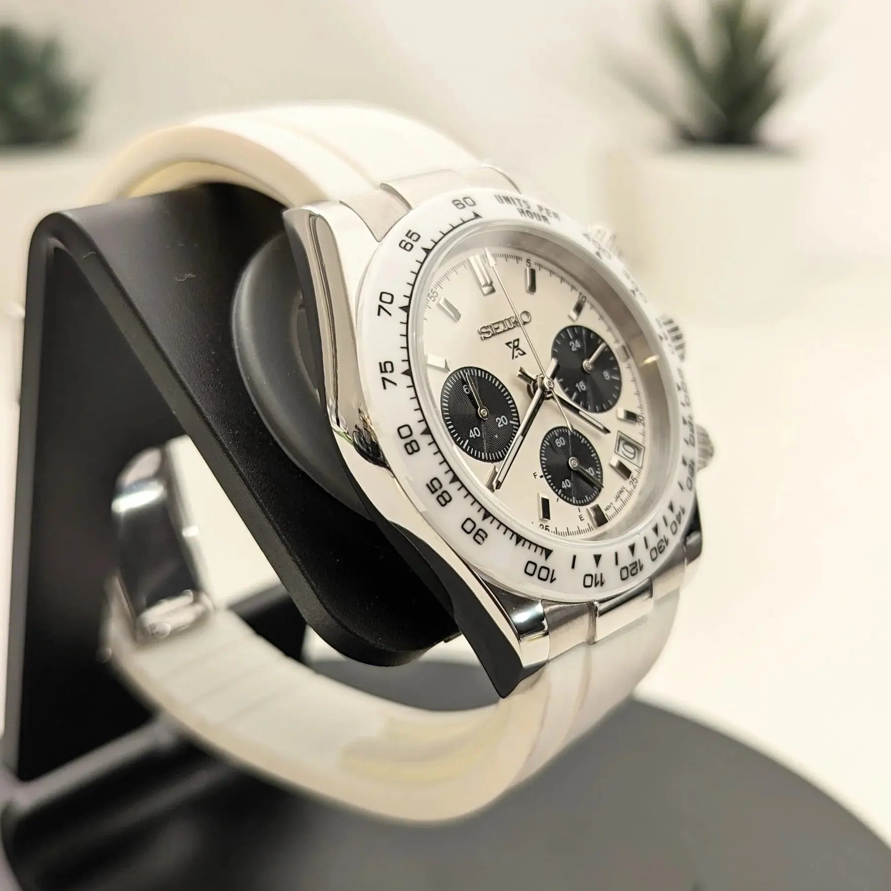 Montre modifiée style Daytona Snowy avec mouvement semi-mécanique Seiko VK63, design raffiné et finition haut de gamme, idéale pour les passionnés de montres uniques
