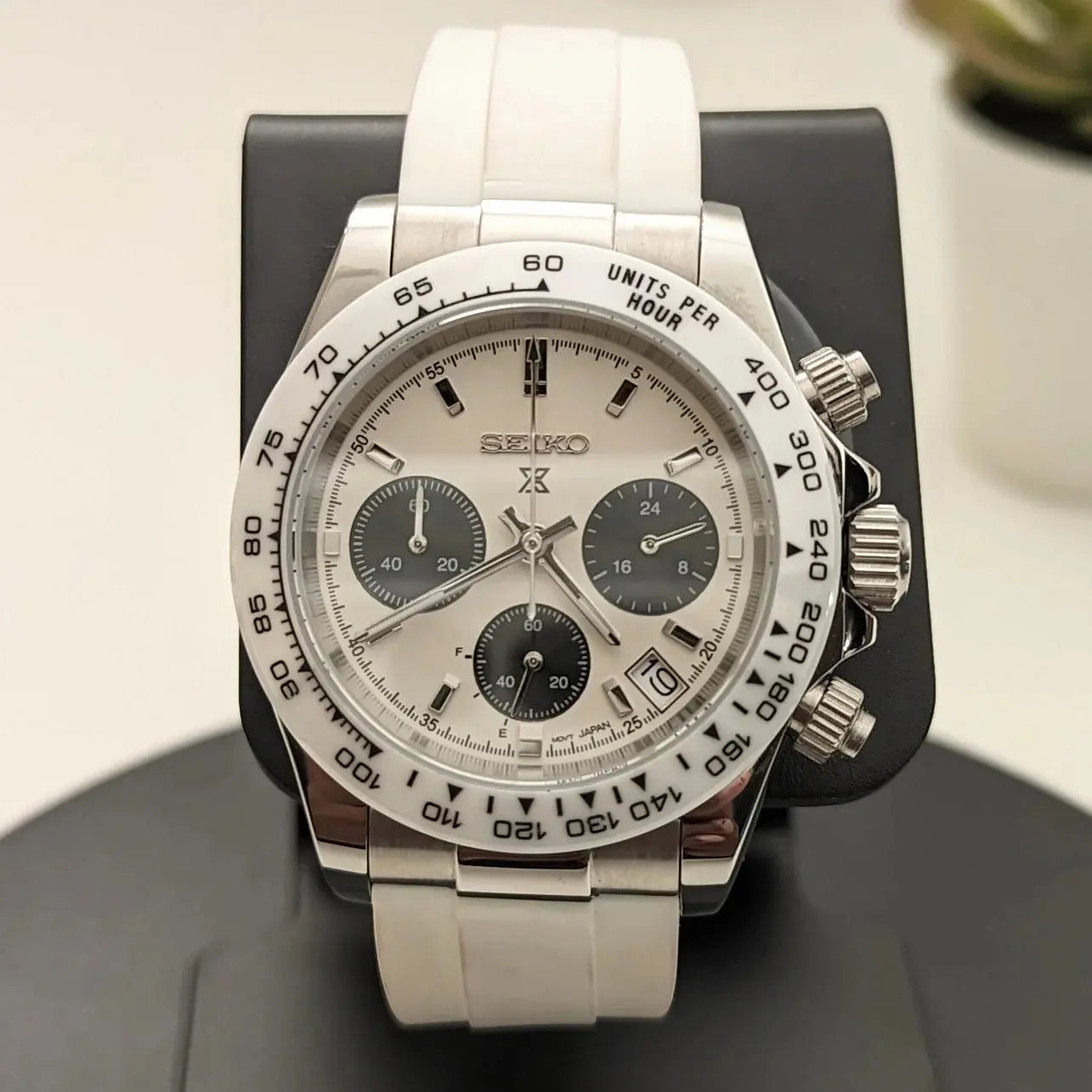 Montre modifiée style Daytona Snowy avec mouvement semi-mécanique Seiko VK63, design raffiné et finition haut de gamme, idéale pour les passionnés de montres uniques