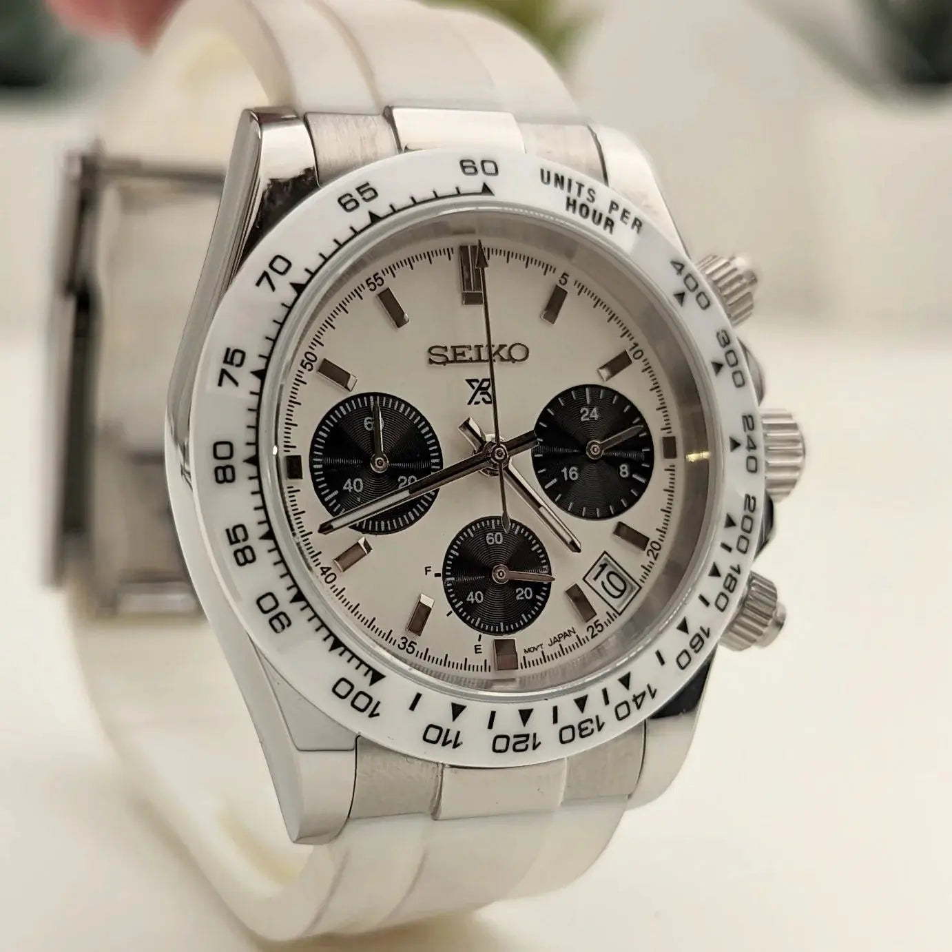 Montre modifiée style Daytona Snowy avec mouvement semi-mécanique Seiko VK63, design raffiné et finition haut de gamme, idéale pour les passionnés de montres uniques
