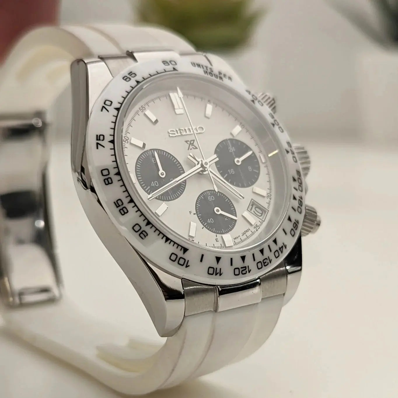 Montre modifiée style Daytona Snowy avec mouvement semi-mécanique Seiko VK63, design raffiné et finition haut de gamme, idéale pour les passionnés de montres uniques