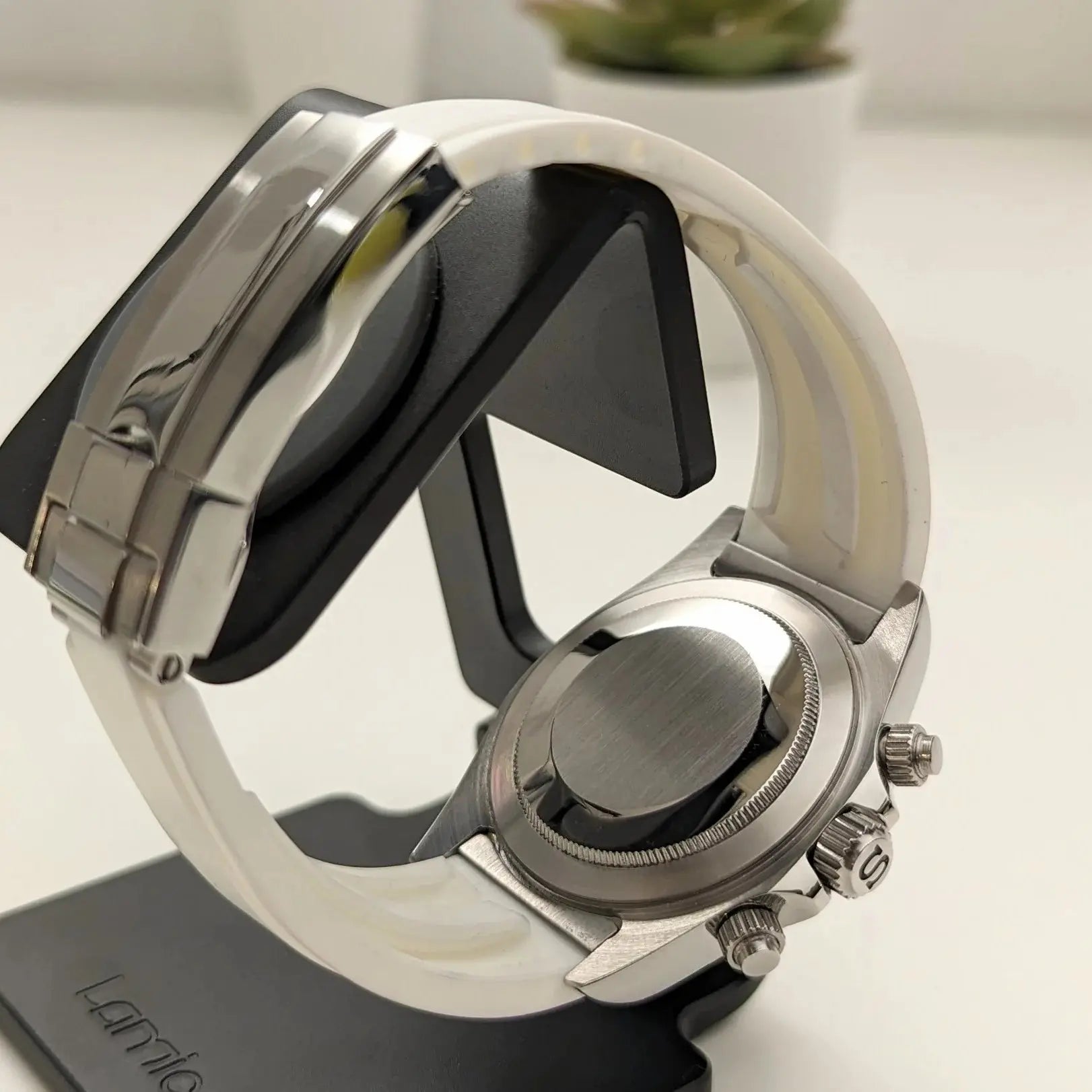 Montre modifiée style Daytona Snowy avec mouvement semi-mécanique Seiko VK63, design raffiné et finition haut de gamme, idéale pour les passionnés de montres uniques