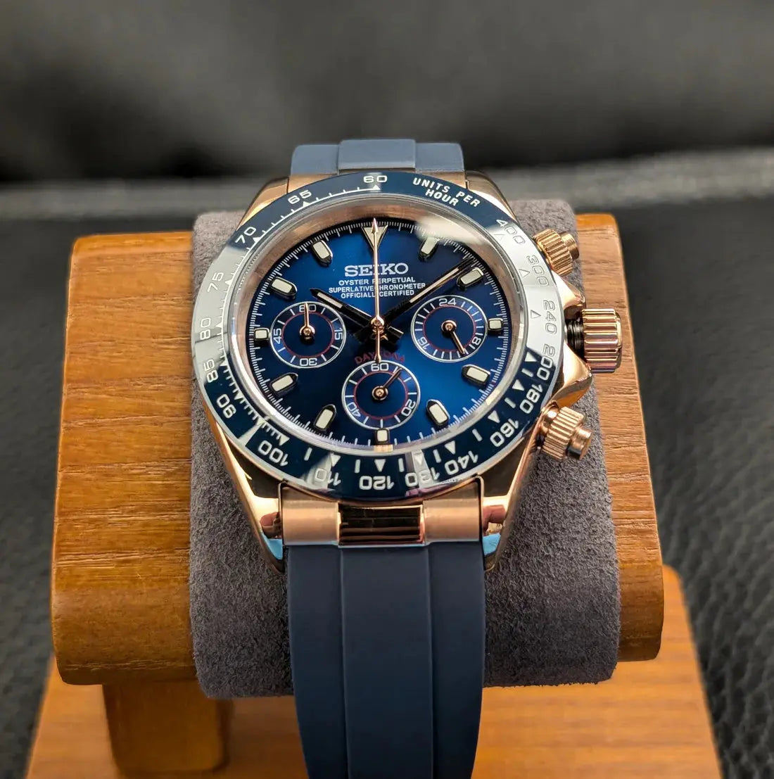 Montre Seiko modifiée style Daytona, cadran bleu, boîtier en or rose, design luxueux et moderne,seiko chronograph