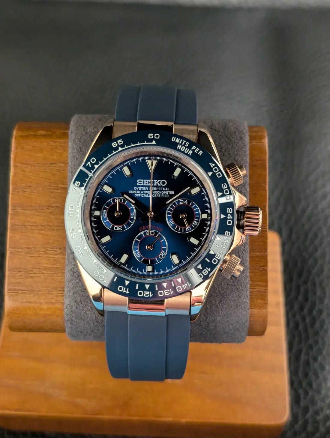 Montre Seiko modifiée style Daytona, cadran bleu, boîtier en or rose, design luxueux et moderne,seiko chronograph