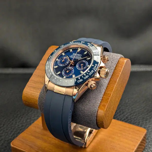 Montre Seiko modifiée style Daytona, cadran bleu, boîtier en or rose, design luxueux et moderne
