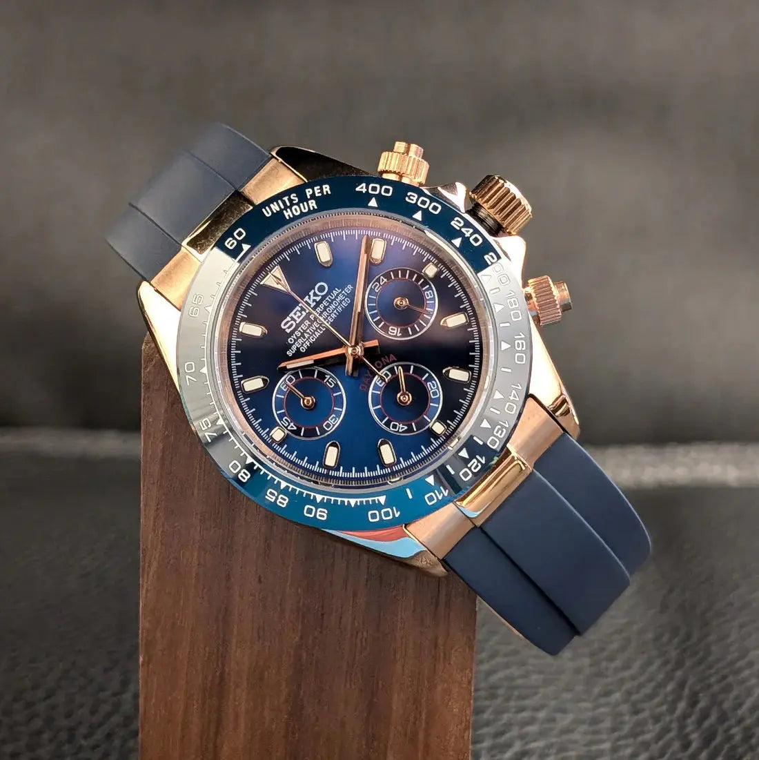 Montre Seiko modifiée style Daytona, cadran bleu, boîtier en or rose, design luxueux et moderne