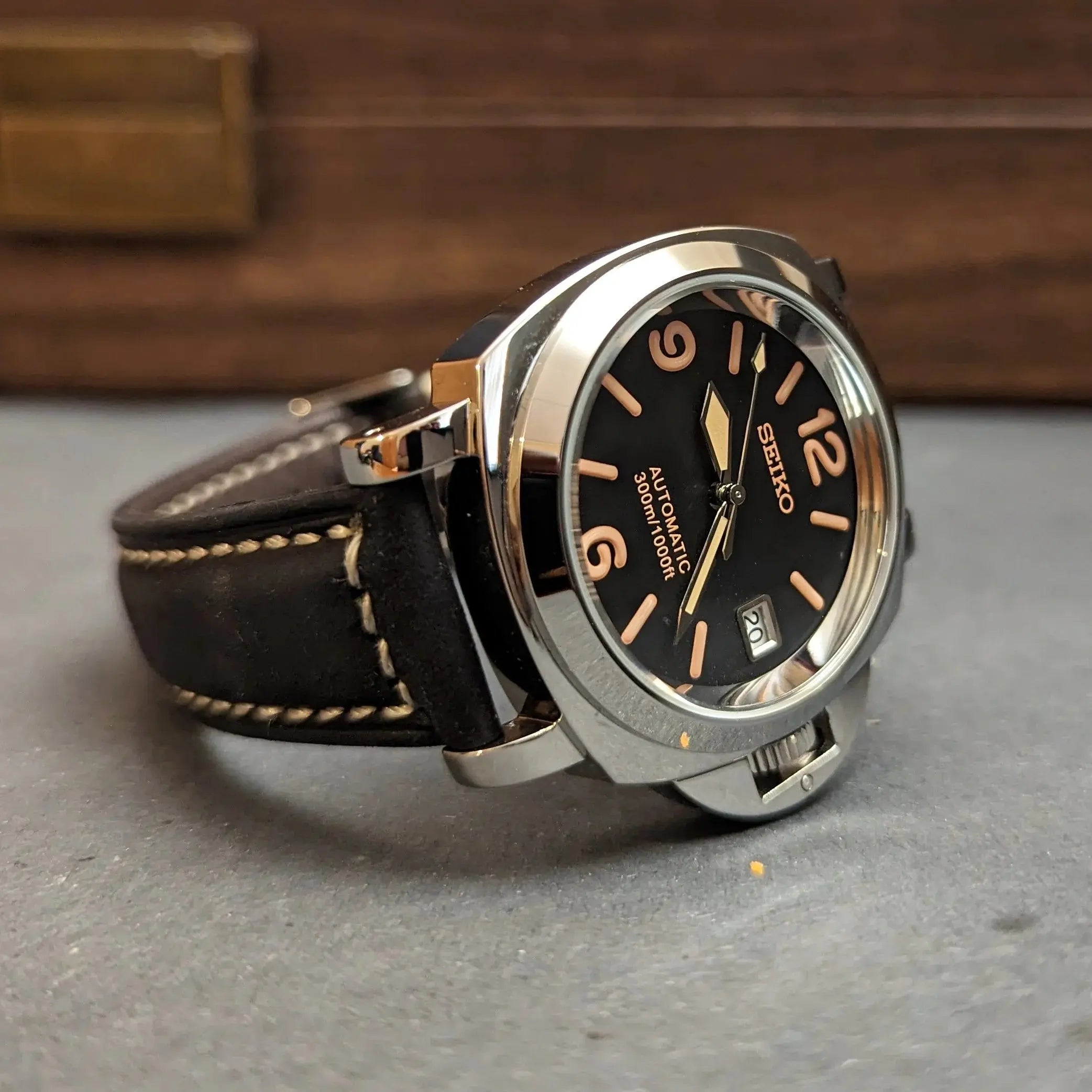 Montre Seiko modifiée style Panerai Classic Luminor, boîtier robuste, mouvement automatique, design intemporel et élégant,seiko modifications