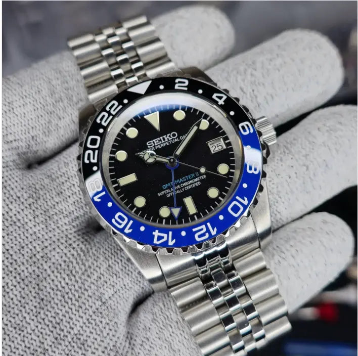 Montre Seiko modifiée GMT Master 41 Batman, lunette bicolore noire et bleue, mouvement automatique, design robuste et moderne.