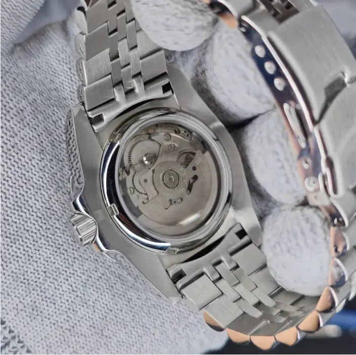 Montre Seiko modifiée GMT Master 41 Batman, lunette bicolore noire et bleue, mouvement automatique, design robuste et moderne.