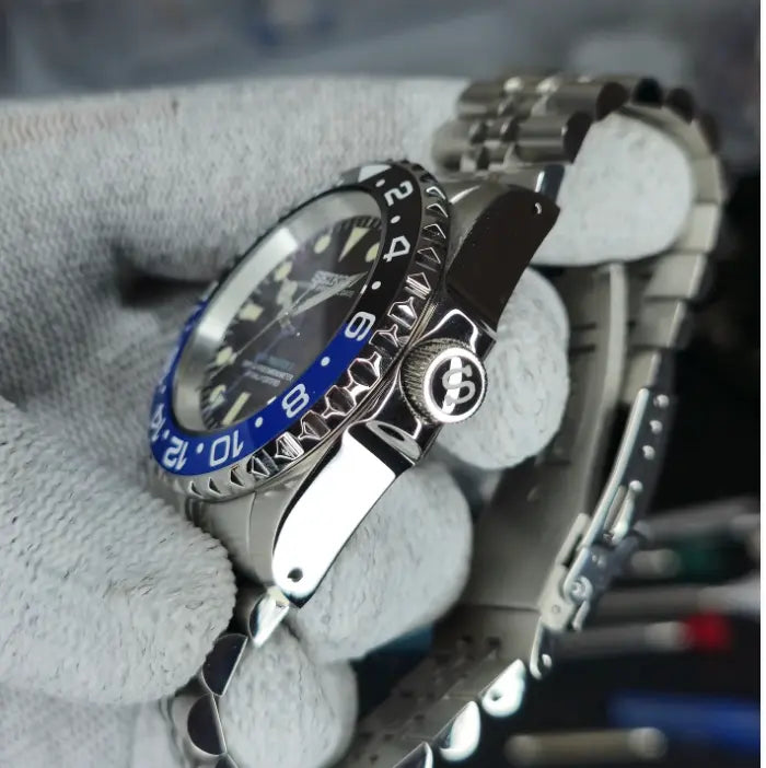 Montre Seiko modifiée GMT Master 41 Batman, lunette bicolore noire et bleue, mouvement automatique, design robuste et moderne.