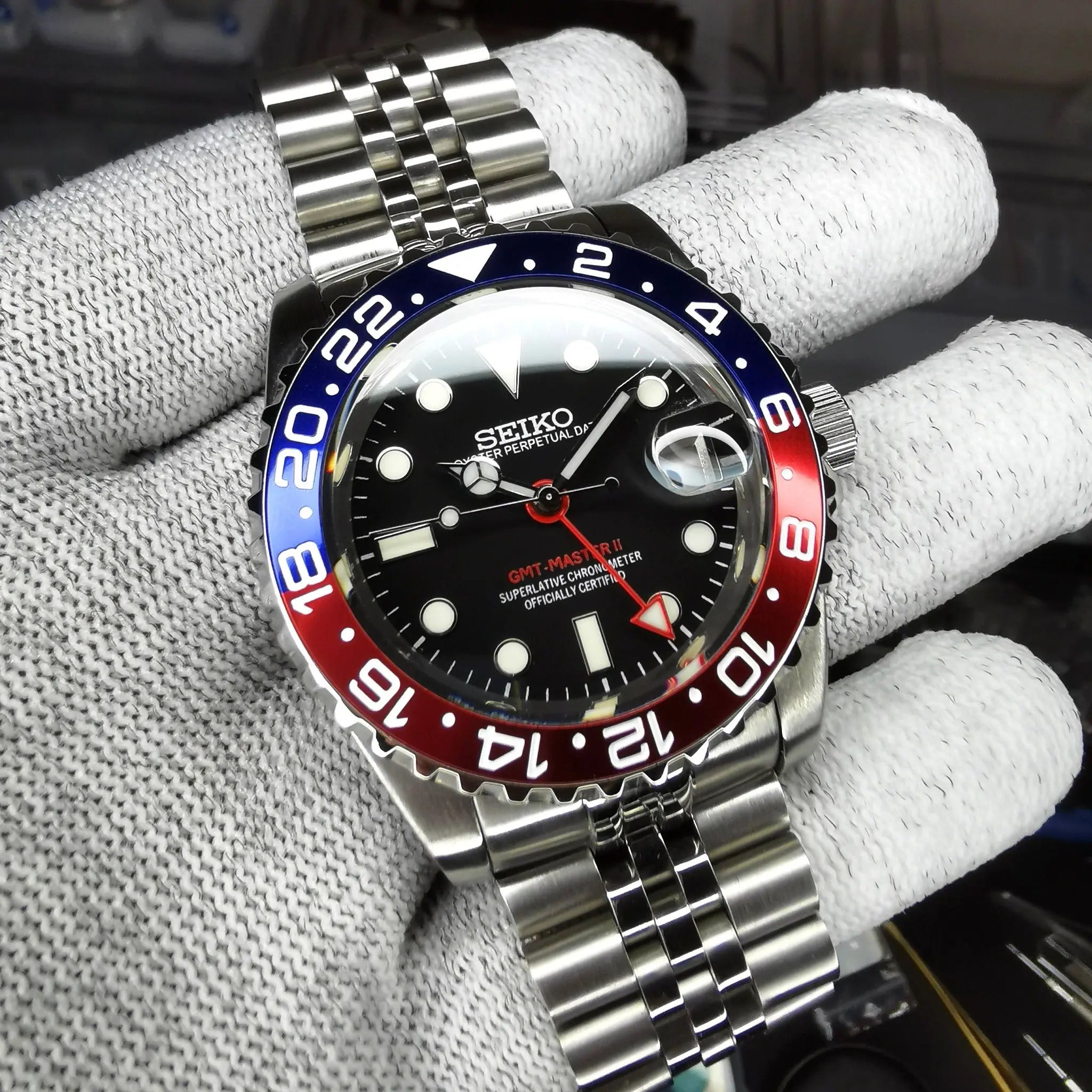 Montre Seiko modifiée GMT Master 41 Pepsi, lunette bicolore rouge et bleue, mouvement automatique, design élégant et fonction GMT