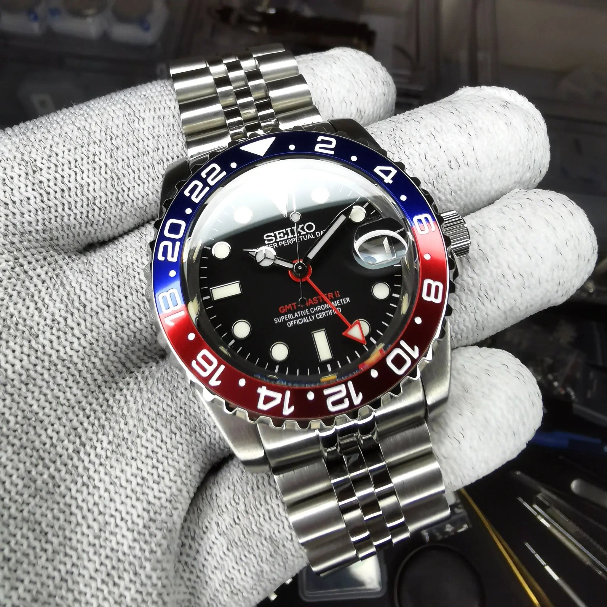 Montre Seiko modifiée GMT Master 41 Pepsi, lunette bicolore rouge et bleue, mouvement automatique, design élégant et fonction GMT.
