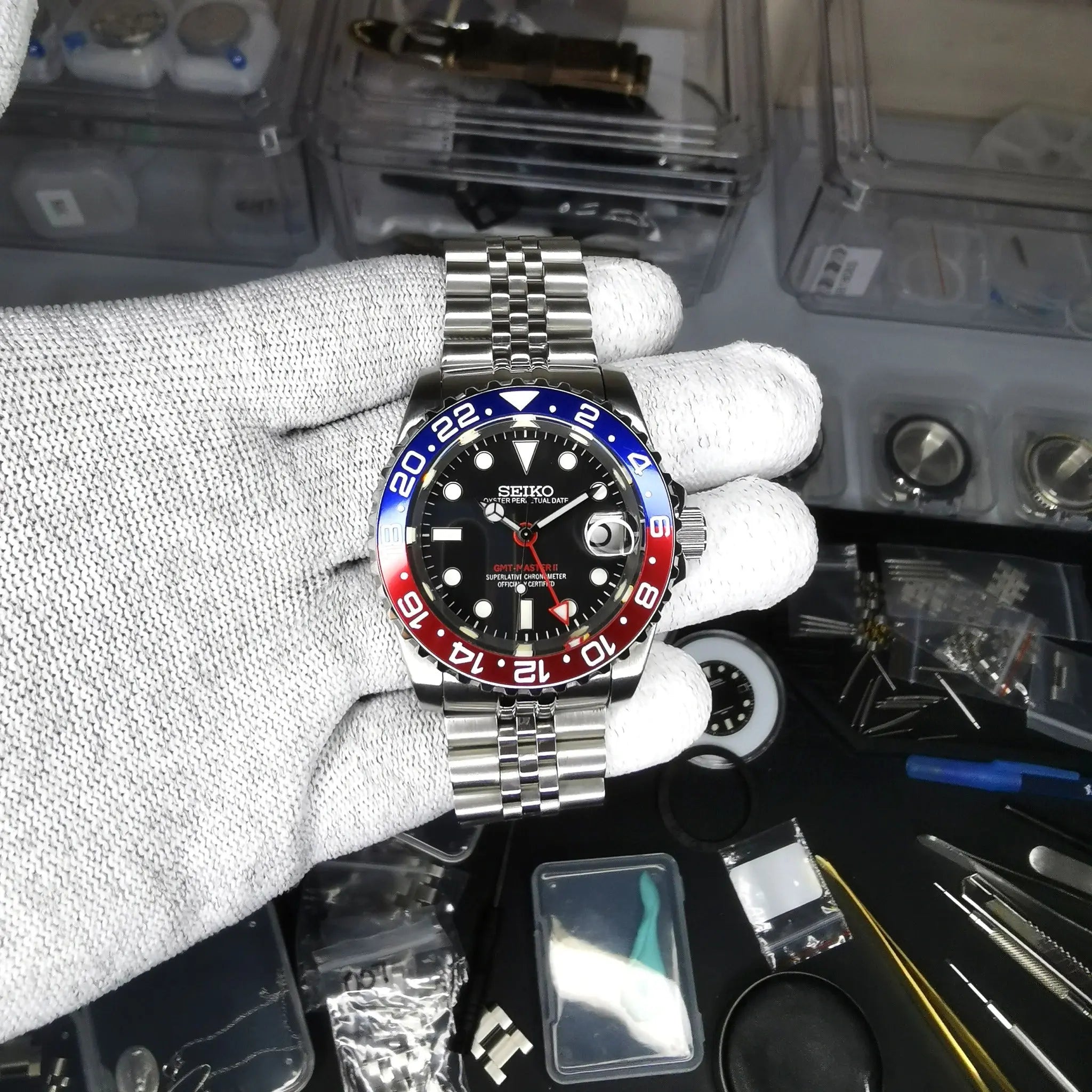Montre Seiko modifiée GMT Master 41 Pepsi, lunette bicolore rouge et bleue, mouvement automatique, design élégant et fonction GMT