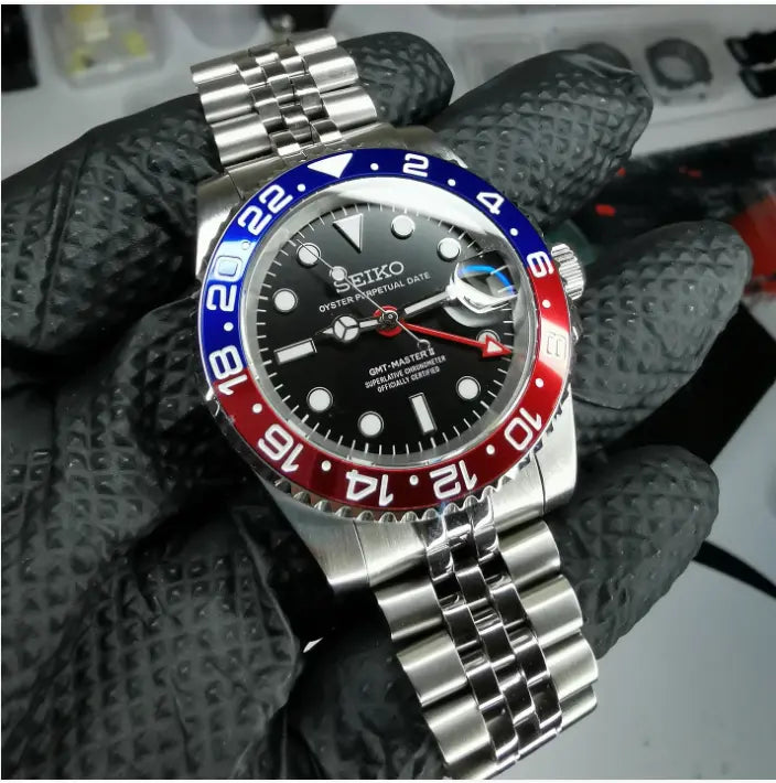 Montre Seiko modifiée GMT Master 41 Pepsi, lunette bicolore rouge et bleue, mouvement automatique, design élégant et fonction GMT