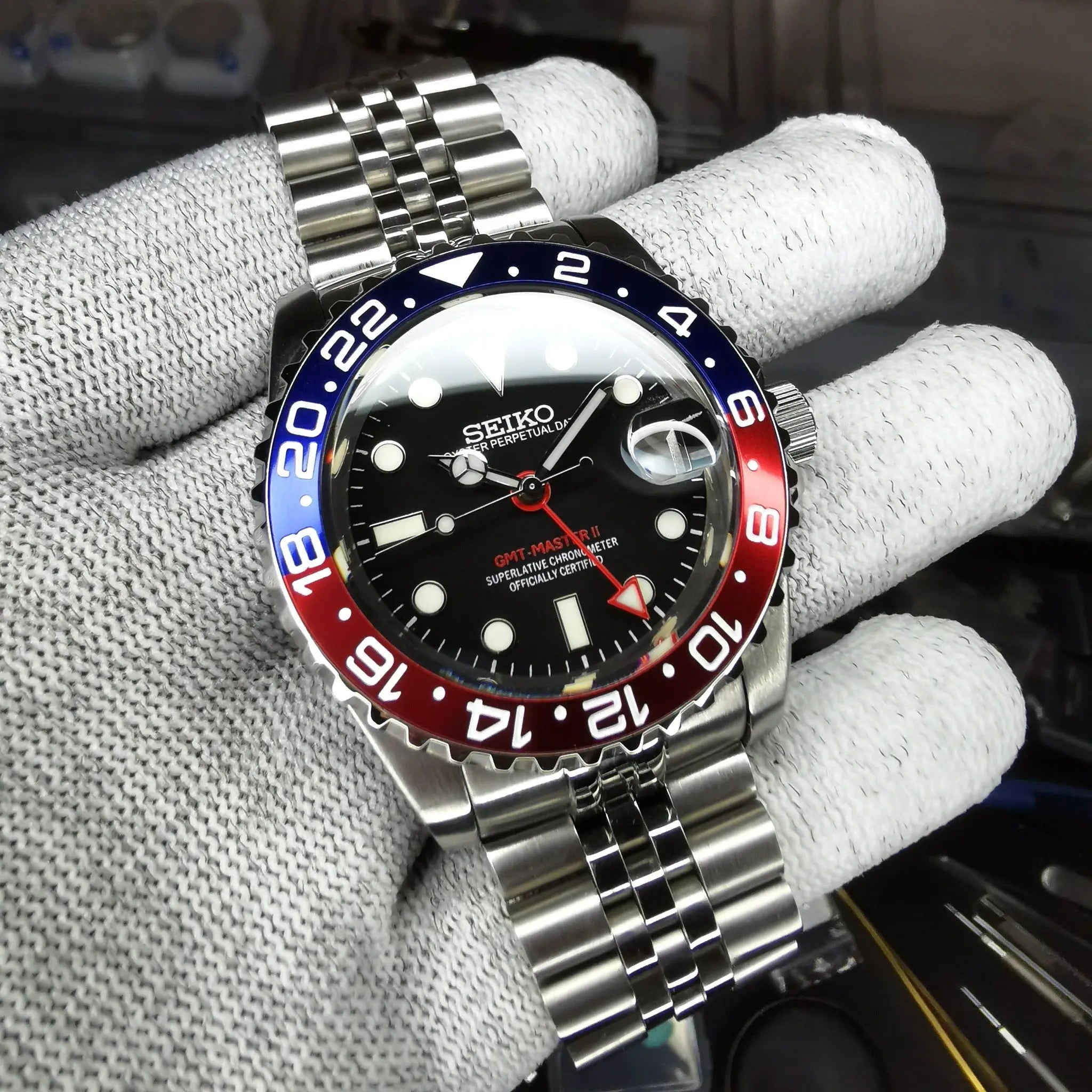 Montre Seiko modifiée GMT Master 41 Pepsi, lunette bicolore rouge et bleue, mouvement automatique, design élégant et fonction GMT