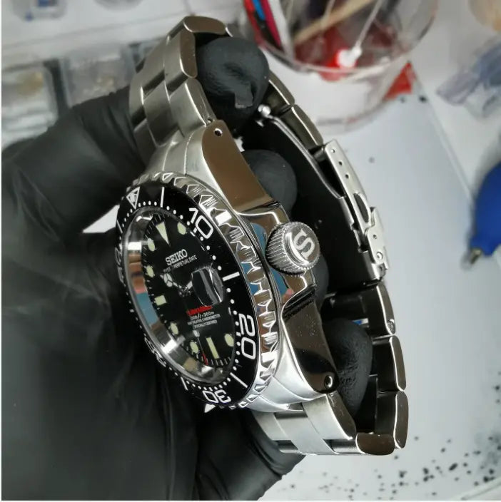 Montre Seiko modifiée style Submariner Black, cadran noir, boîtier en acier inoxydable, design élégant et robuste, seiko mod, seiko submariner