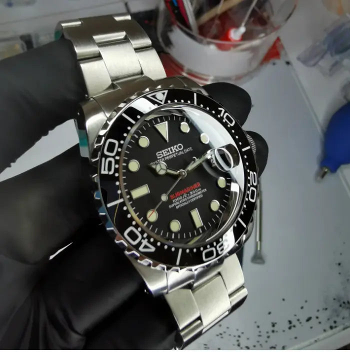 Montre Seiko modifiée style Submariner Black, cadran noir, boîtier en acier inoxydable, design élégant et robuste