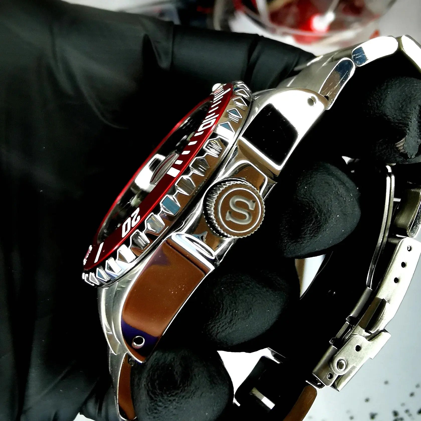 Montre Seiko modifiée style Submariner Black & Red, cadran noir avec lunette rouge, étanchéité 300m, design sportif et robuste. Mod Seiko