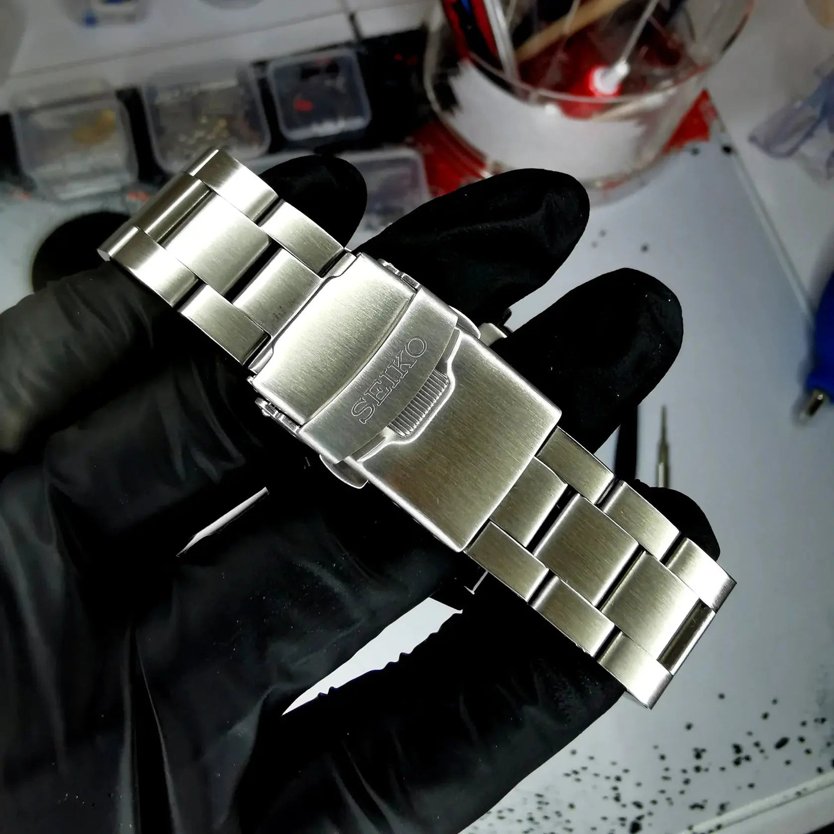 Montre Seiko modifiée style Submariner Black & Red, cadran noir avec lunette rouge, étanchéité 300m, design sportif et robuste.