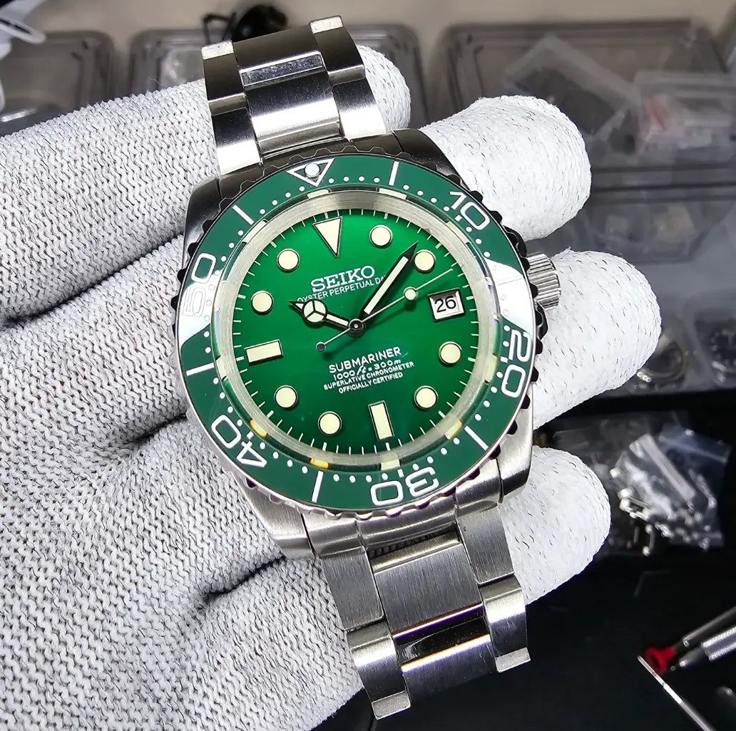 Montre Seiko modifiée style Submariner Green, cadran vert, lunette assortie, design robuste et sportif, étanchéité 300m