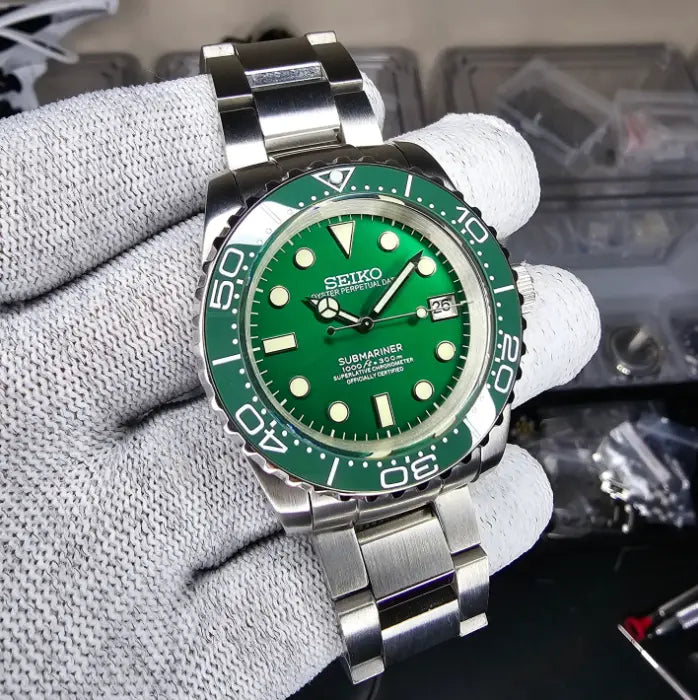Montre Seiko modifiée style Submariner Green, cadran vert, lunette assortie, design robuste et sportif, étanchéité 300m