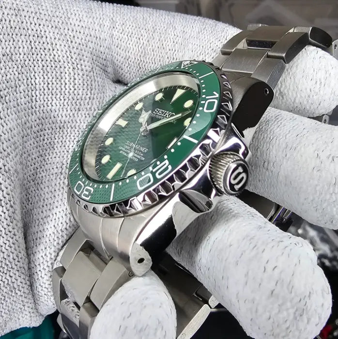 Montre Seiko modifiée style Submariner Green, cadran vert, lunette assortie, design robuste et sportif, étanchéité 300m.