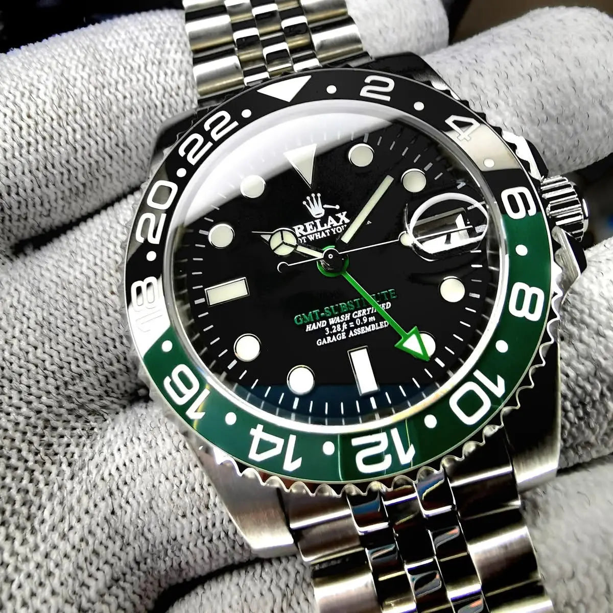 Montre Seiko modifiée Sprite, cadran vert, mouvement automatique, design dynamique et sportif.