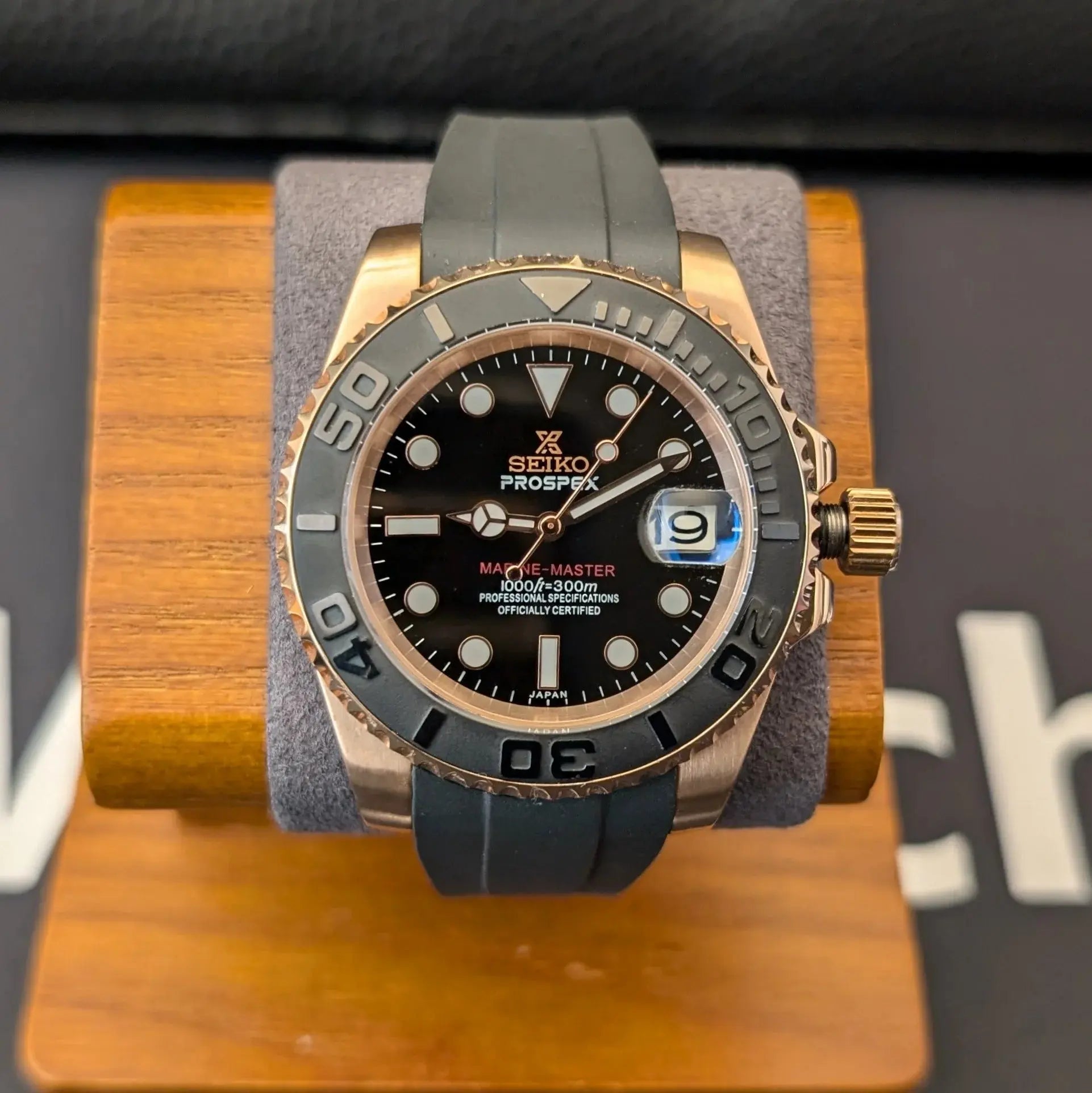 Montre classique style Yachtmaster en or rose, modèle 02, élégante et durable avec mouvement automatique Seiko.