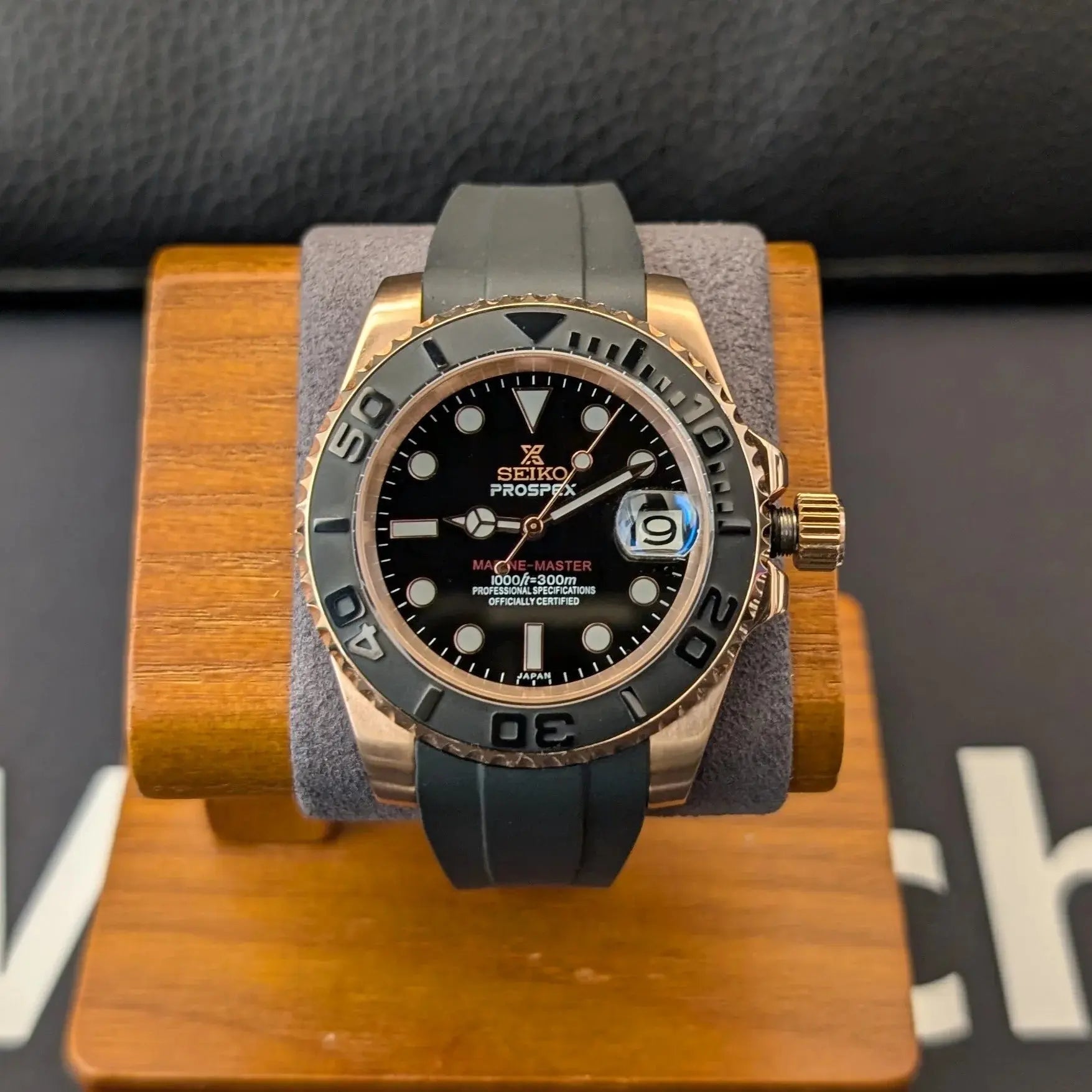 Montre classique style Yachtmaster en or rose, modèle 02, élégante et durable avec mouvement automatique Seiko.