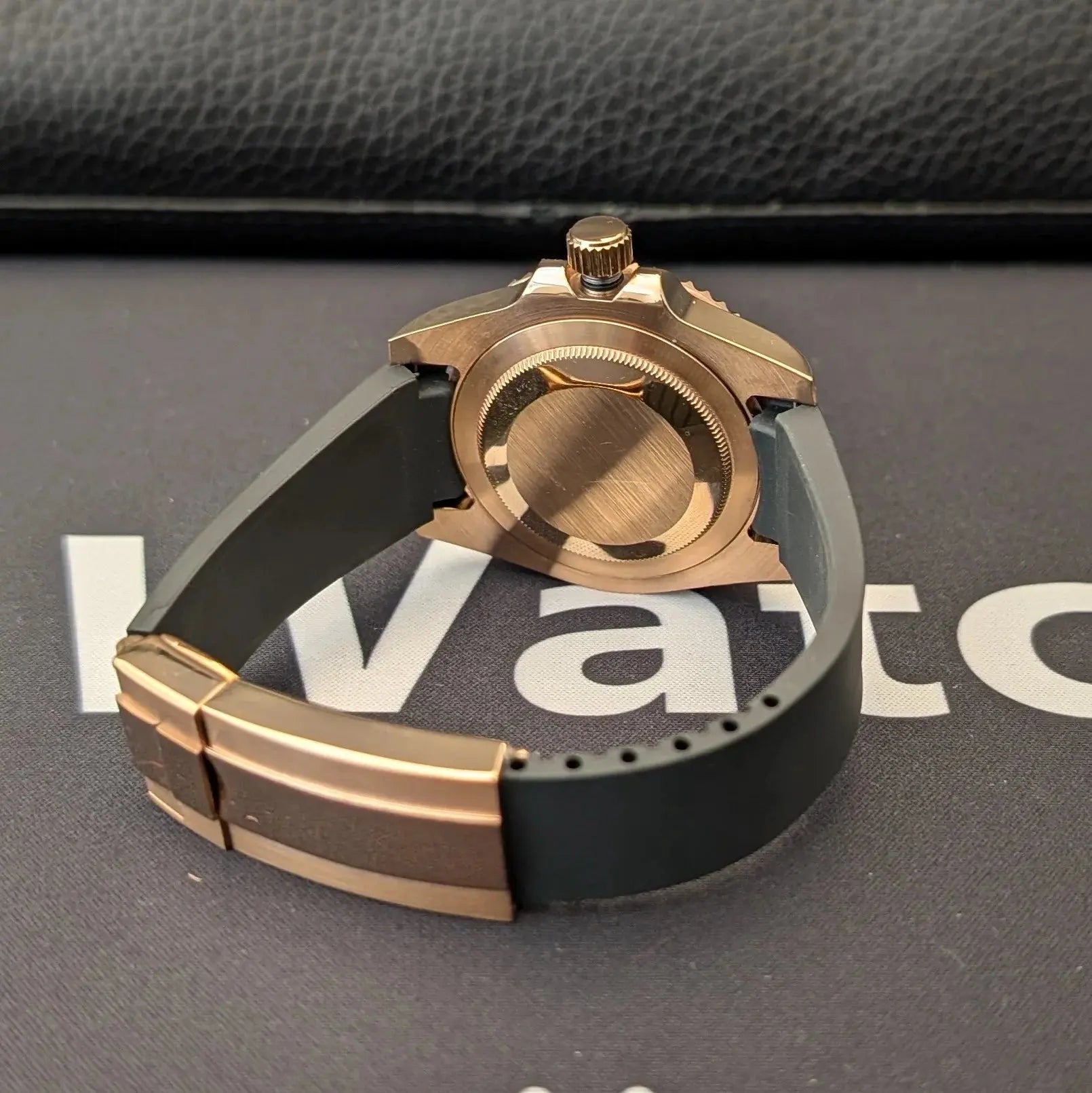 Montre classique style Yachtmaster en or rose, modèle 02, élégante et durable avec mouvement automatique Seiko.