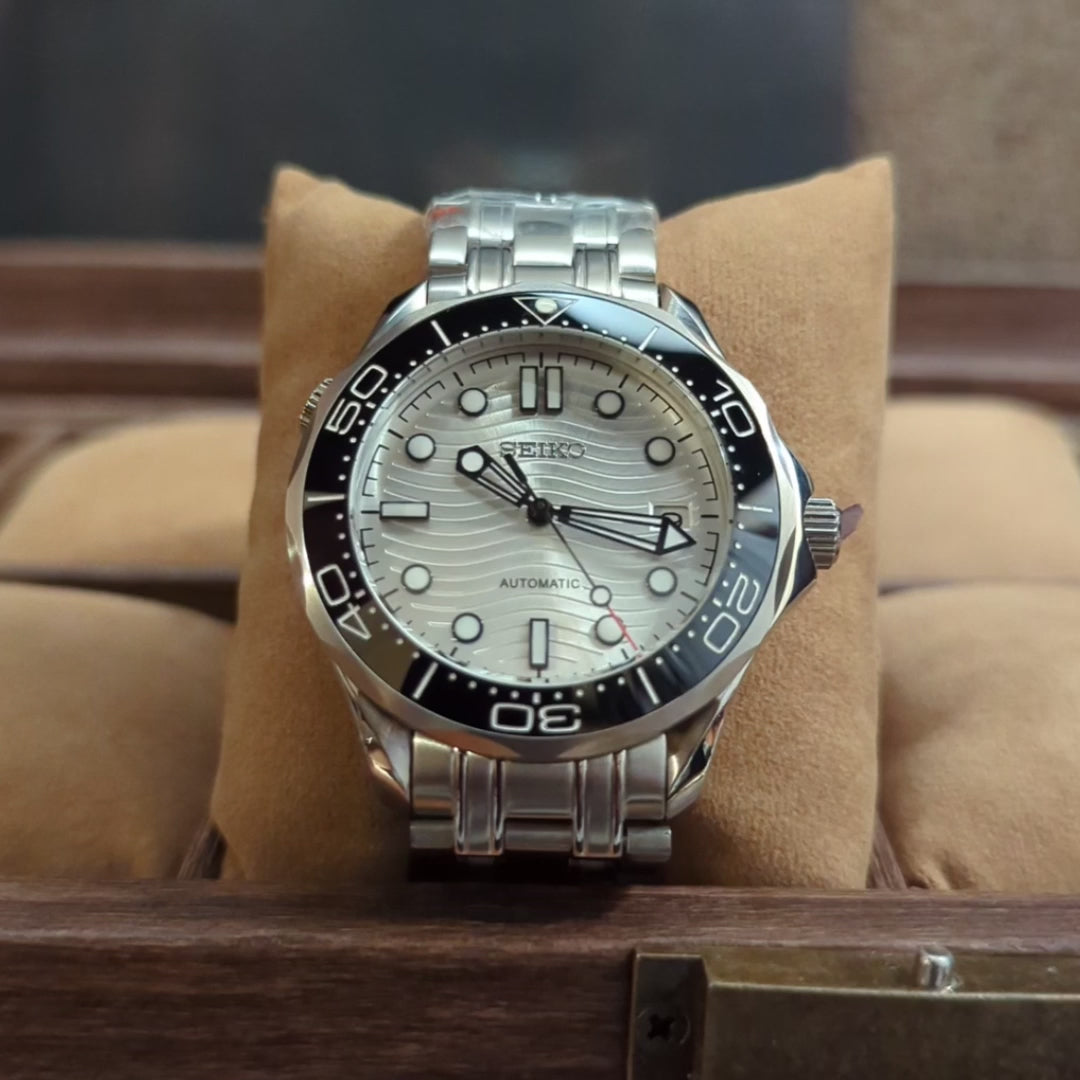 Montre Seiko modifiée Seamaster 300 hommage à James Bond, cadran blanc, mouvement automatique, design élégant et sportif