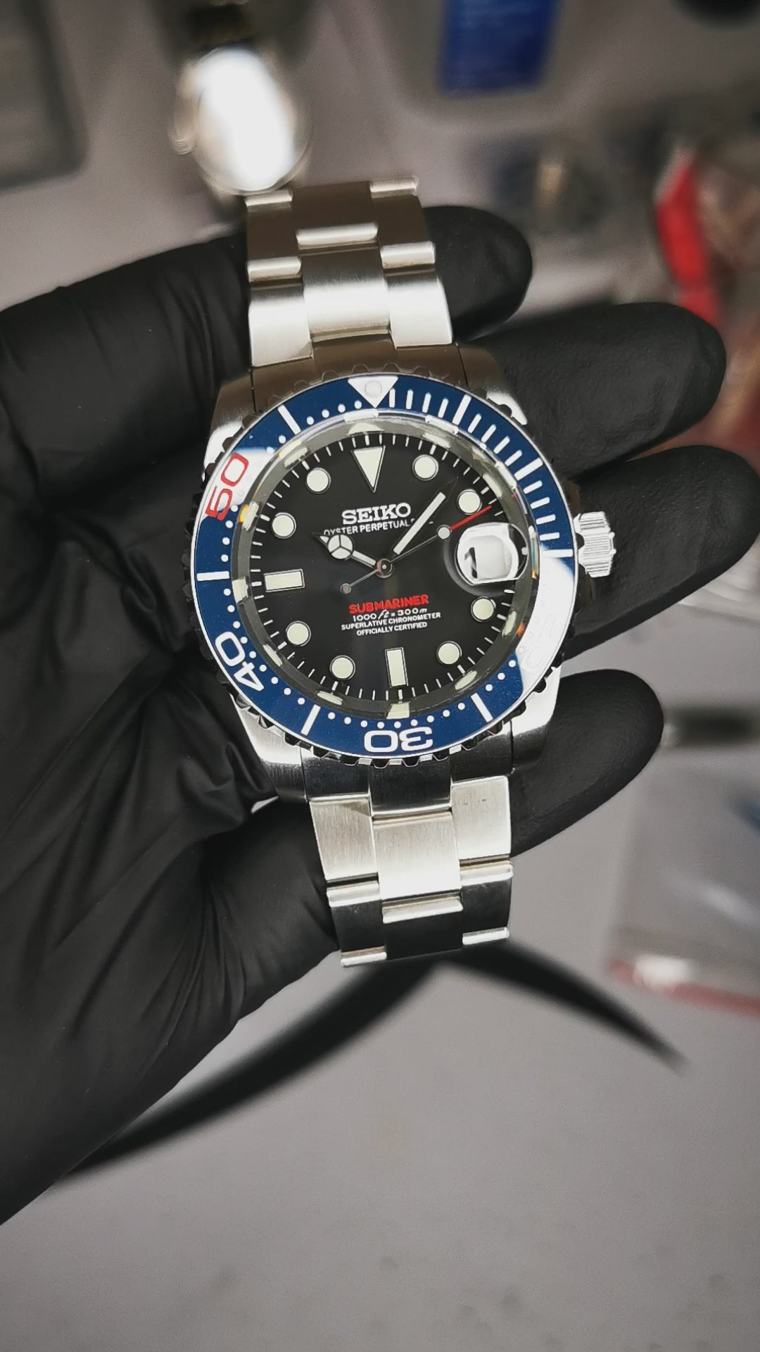 Montre Submariner modifiée, cadran bleu avec fond noir, design élégant et robuste, étanchéité 300m
