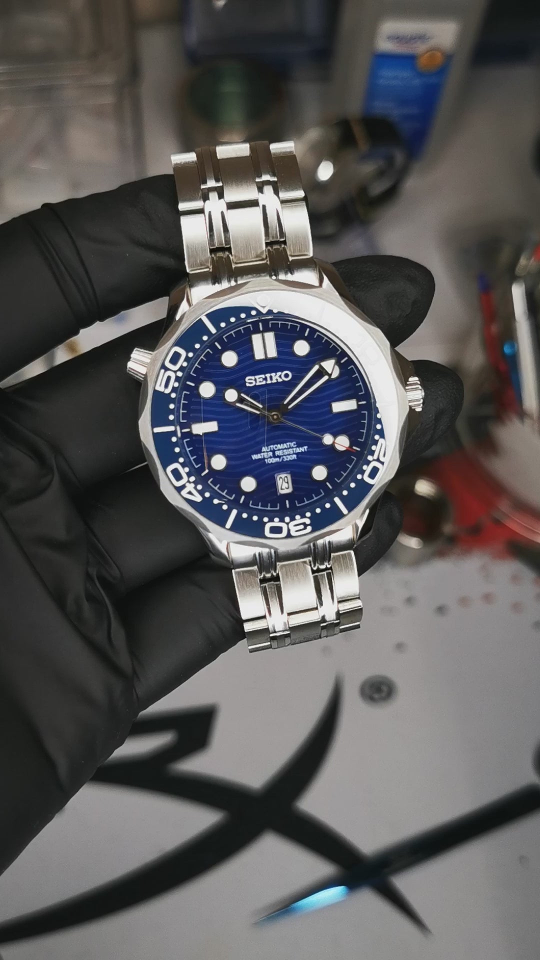 Montre Seiko modifiée style Seamaster 30 ATM, étanchéité 300 mètres, mouvement automatique, design robuste et élégant.