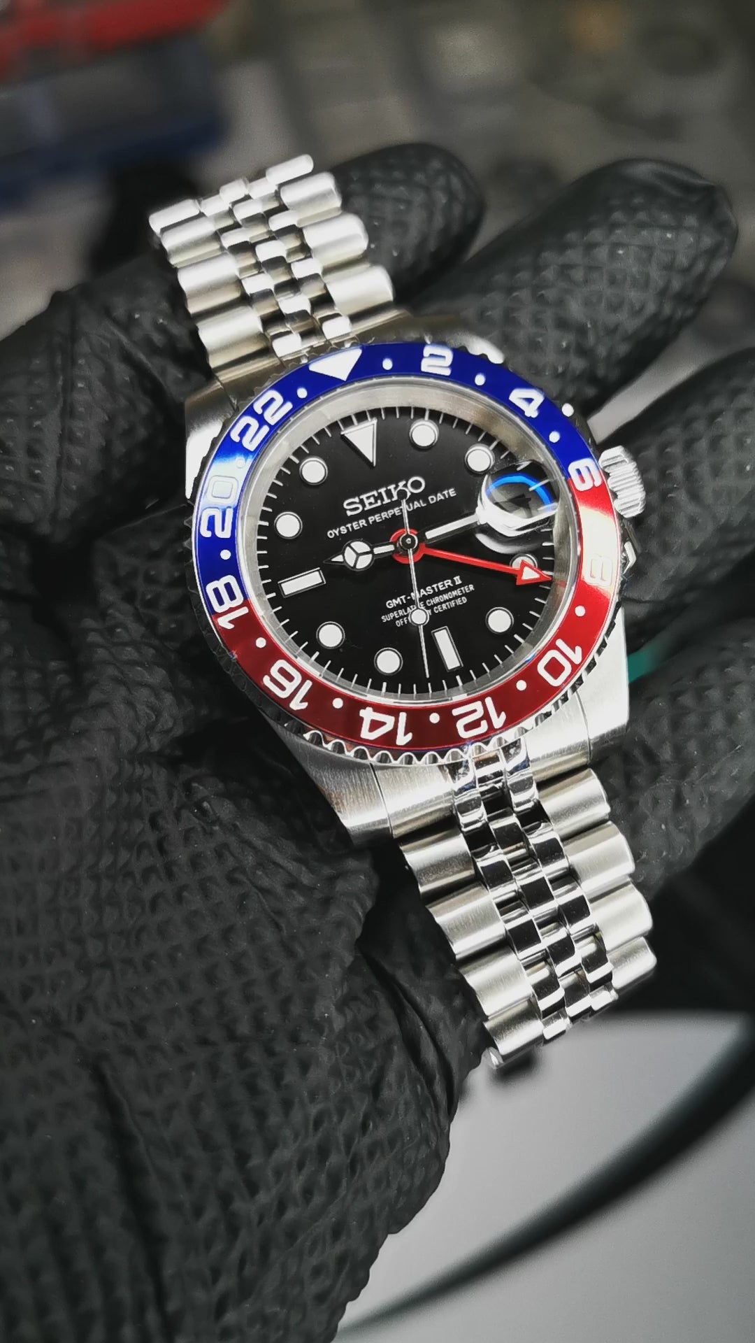 Montre Seiko modifiée GMT Master 41 Pepsi, lunette bicolore rouge et bleue, mouvement automatique, design élégant et fonction GMT